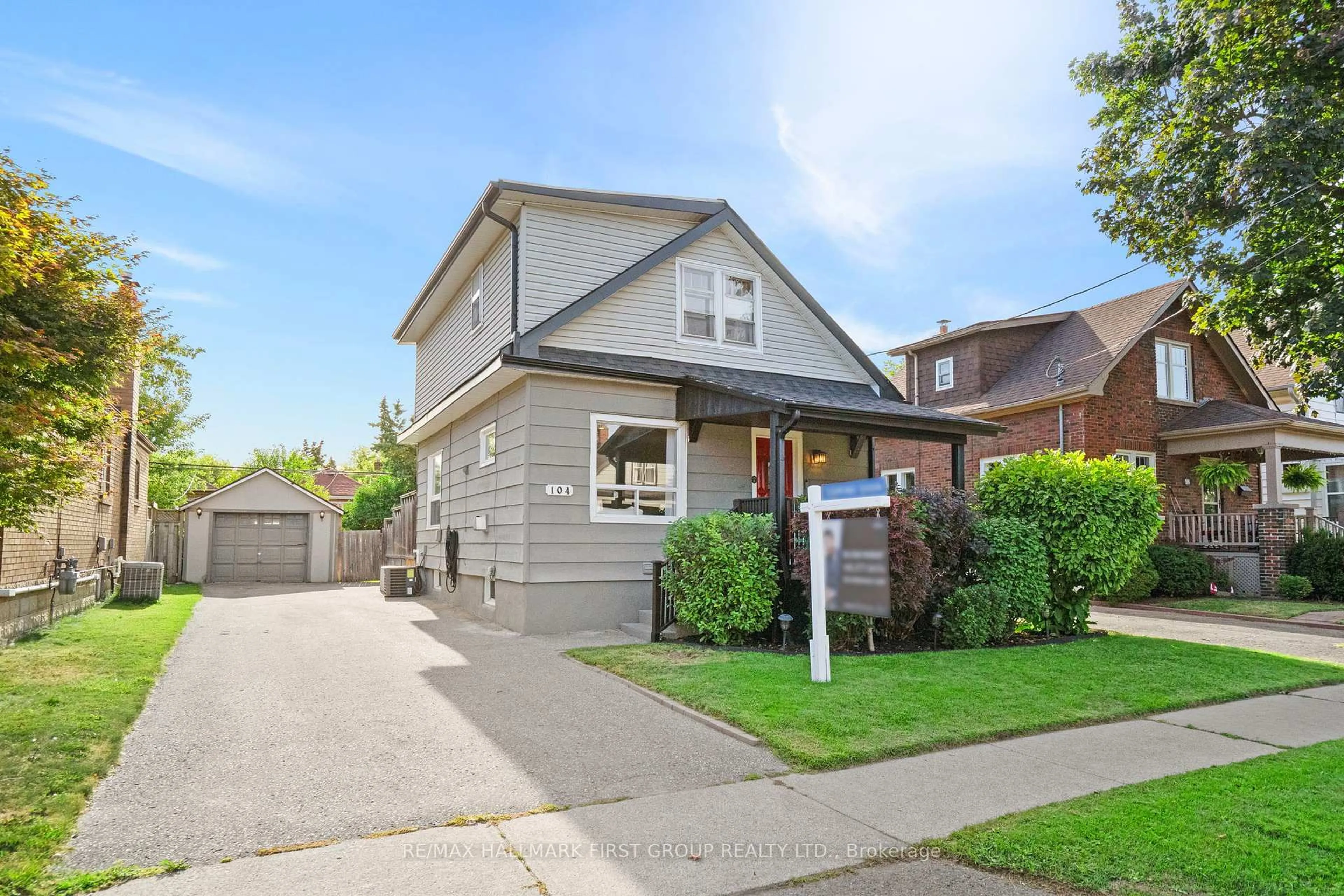 Home with vinyl exterior material, street for 104 Gladstone Ave, Oshawa Ontario L1J 4E6