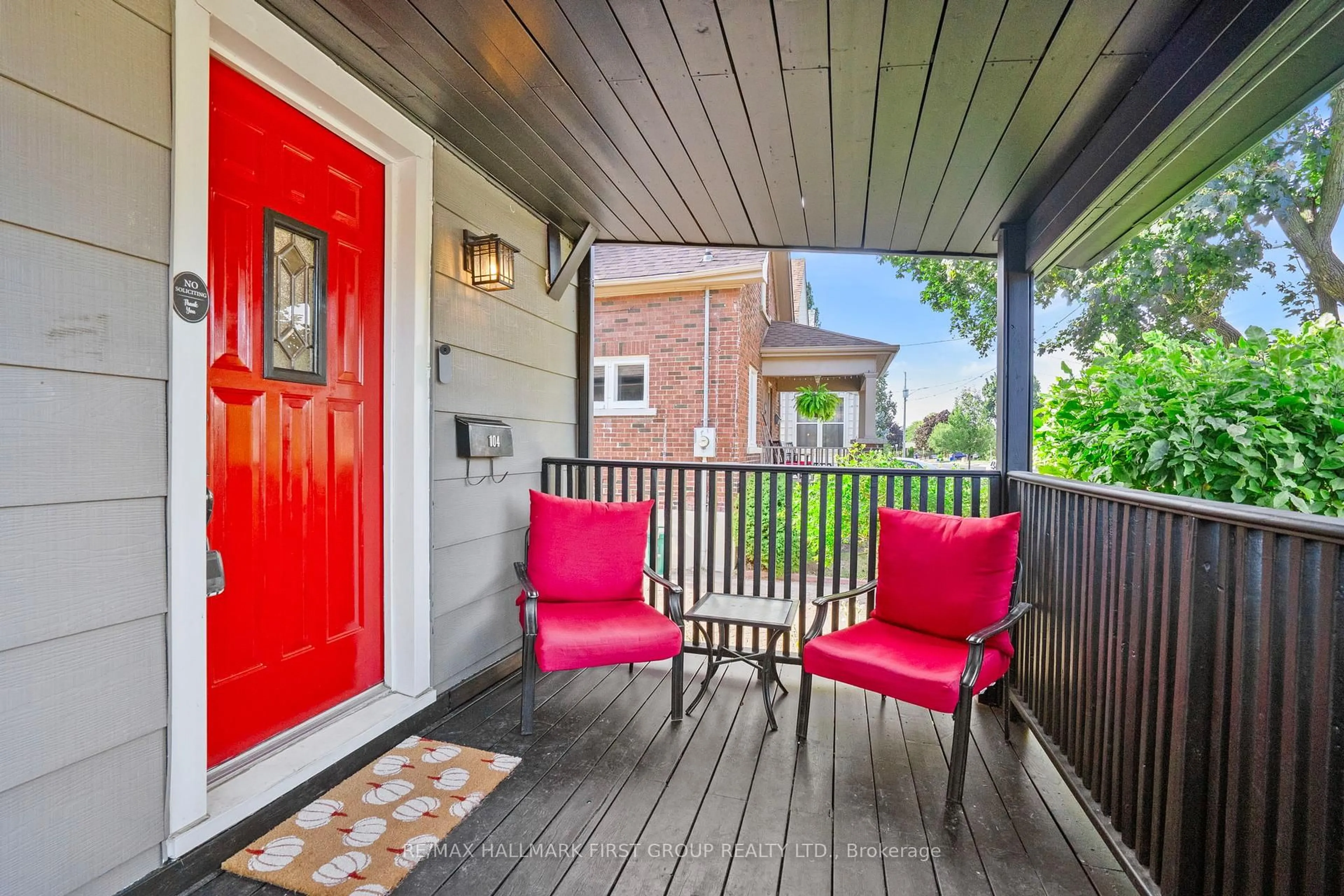 Patio, street for 104 Gladstone Ave, Oshawa Ontario L1J 4E6
