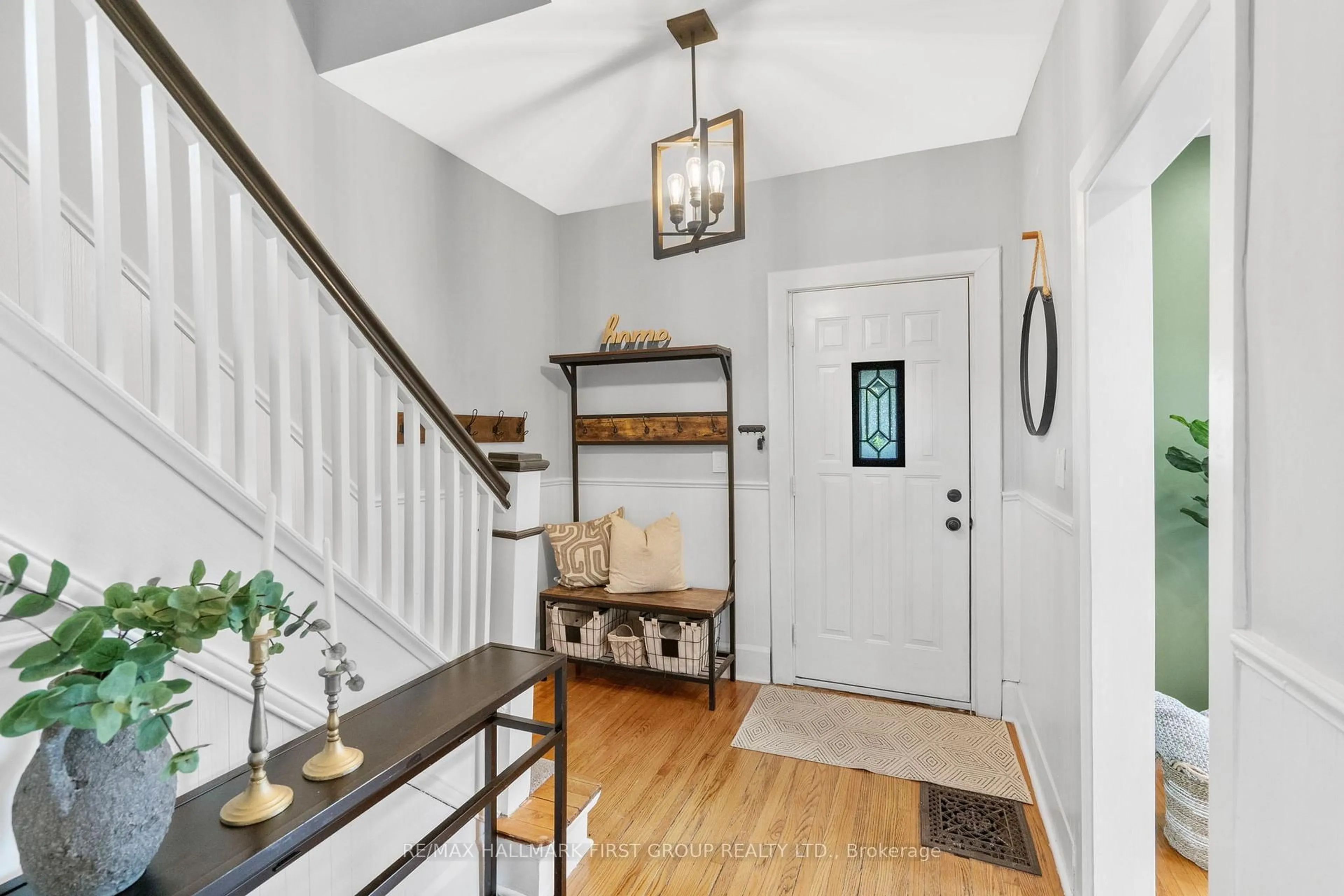 Indoor entryway for 104 Gladstone Ave, Oshawa Ontario L1J 4E6