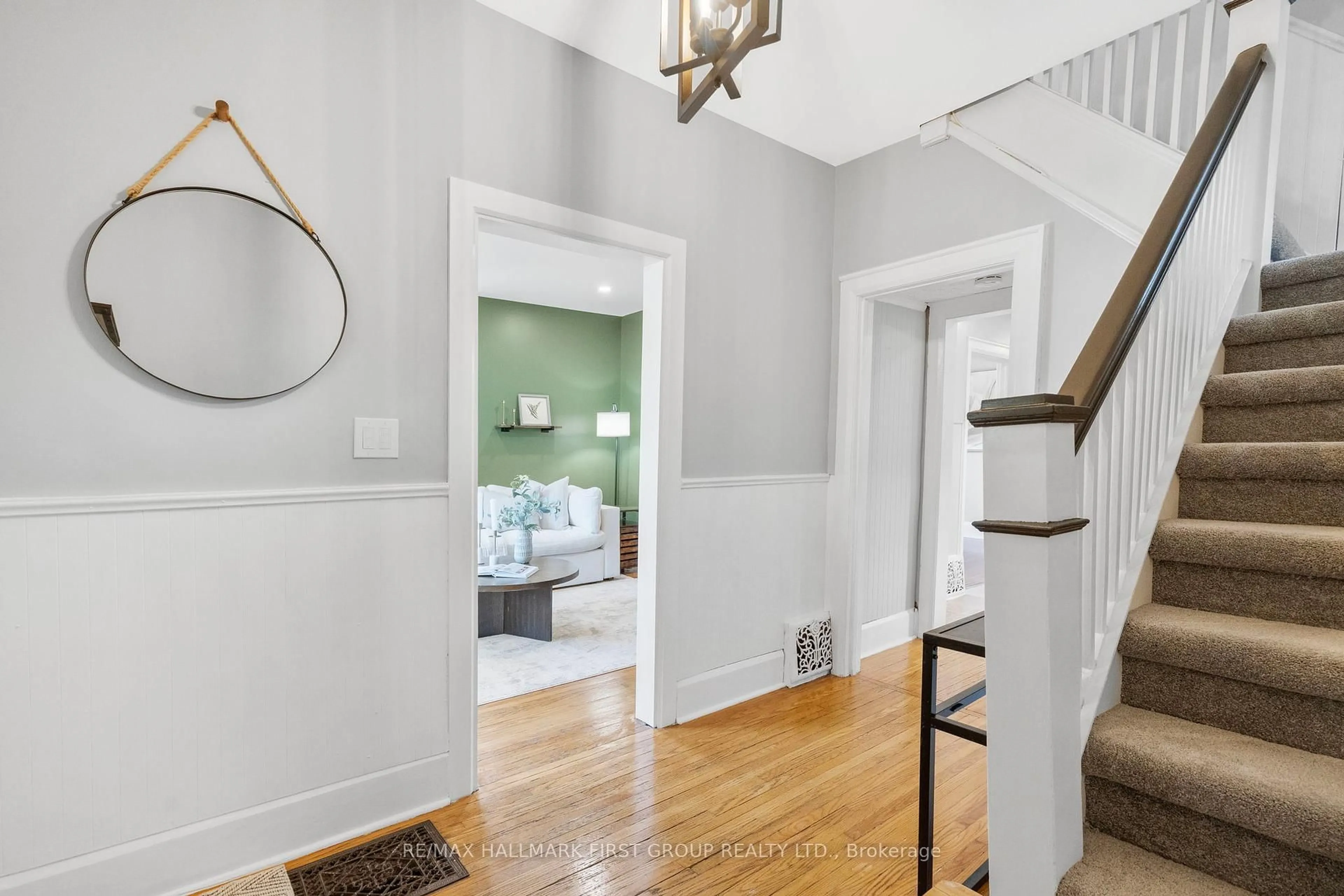 Indoor entryway for 104 Gladstone Ave, Oshawa Ontario L1J 4E6