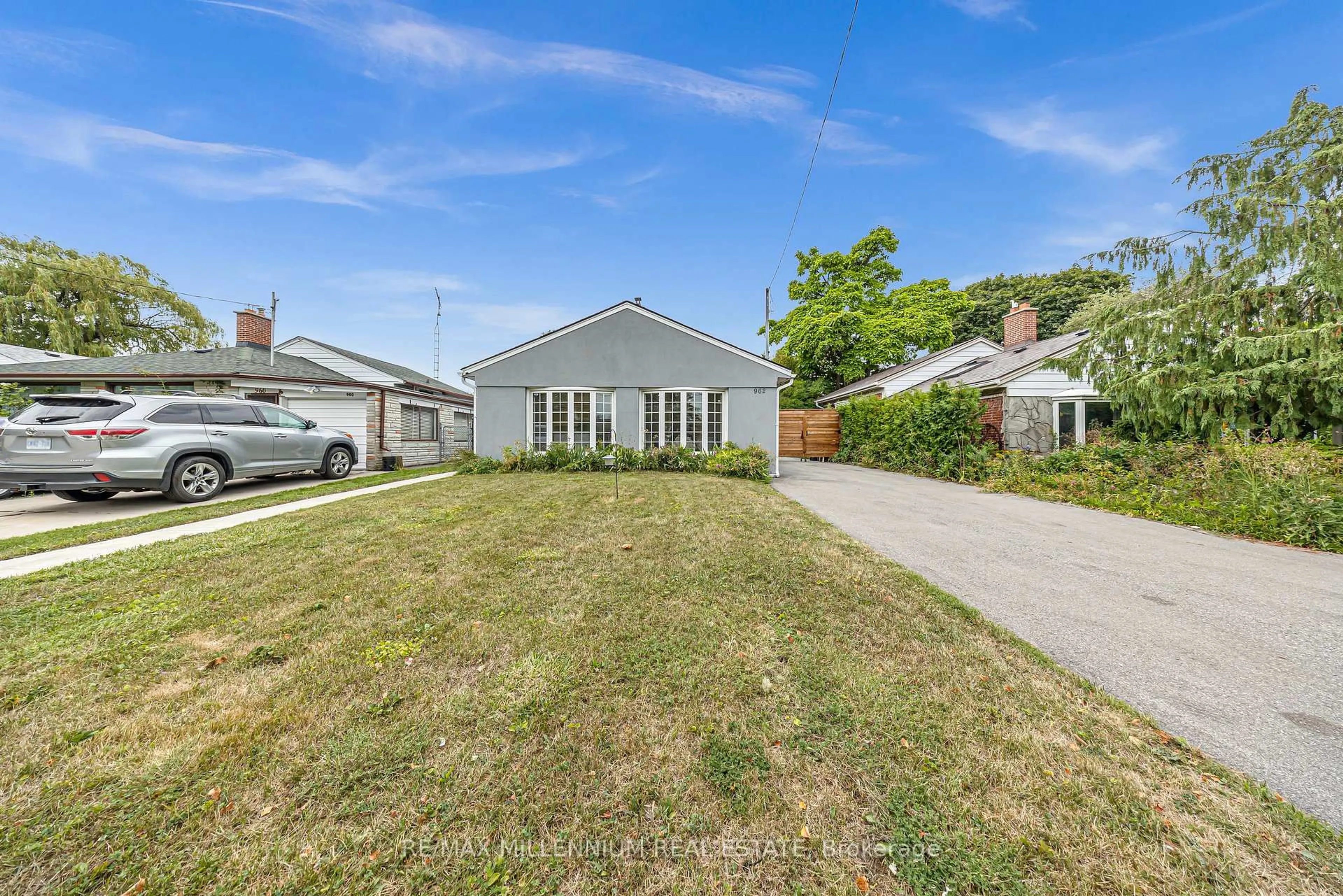 A pic from outside/outdoor area/front of a property/back of a property/a pic from drone, street for 962 Midland Ave, Toronto Ontario M1K 4G3