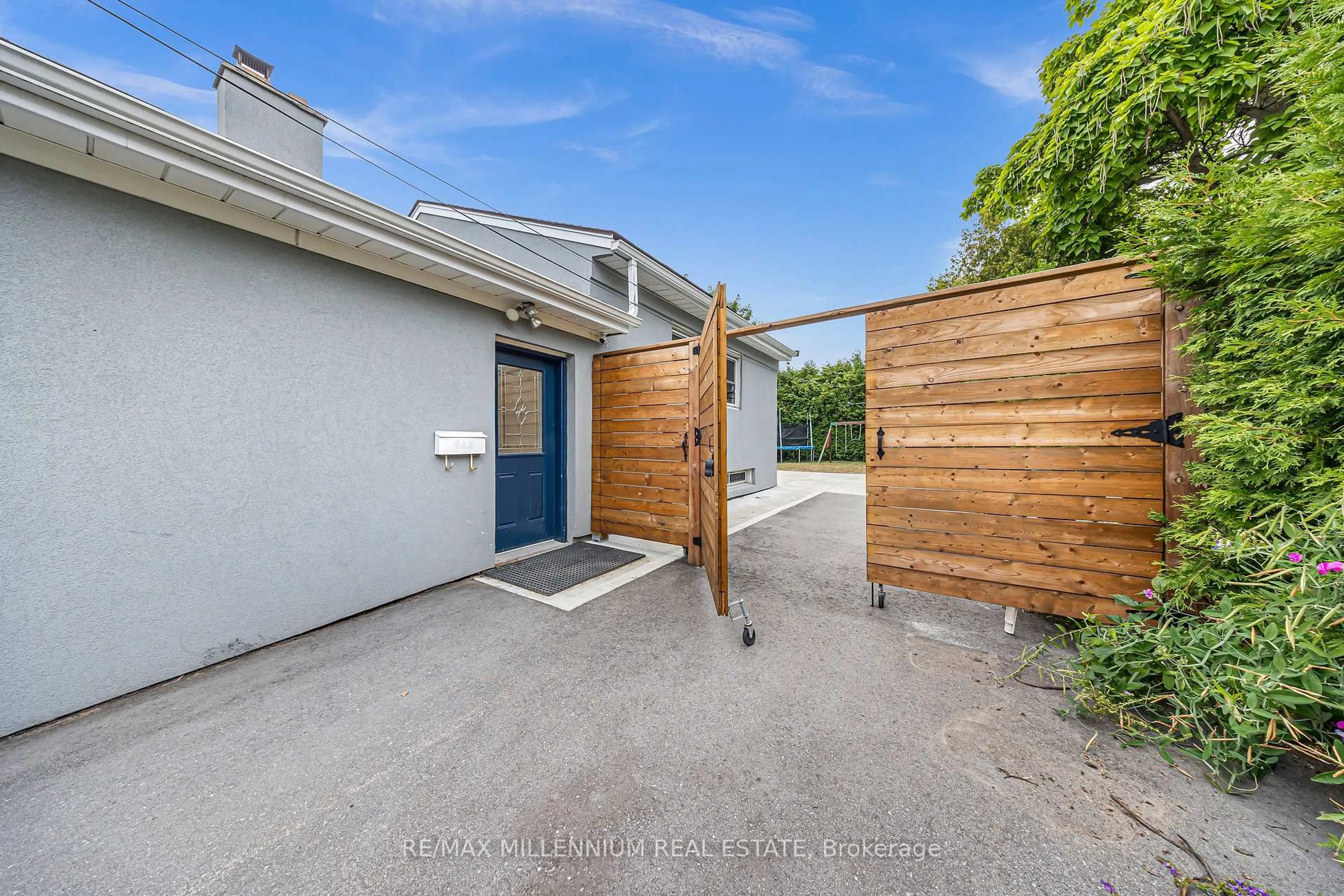 A pic from outside/outdoor area/front of a property/back of a property/a pic from drone, street for 962 Midland Ave, Toronto Ontario M1K 4G3
