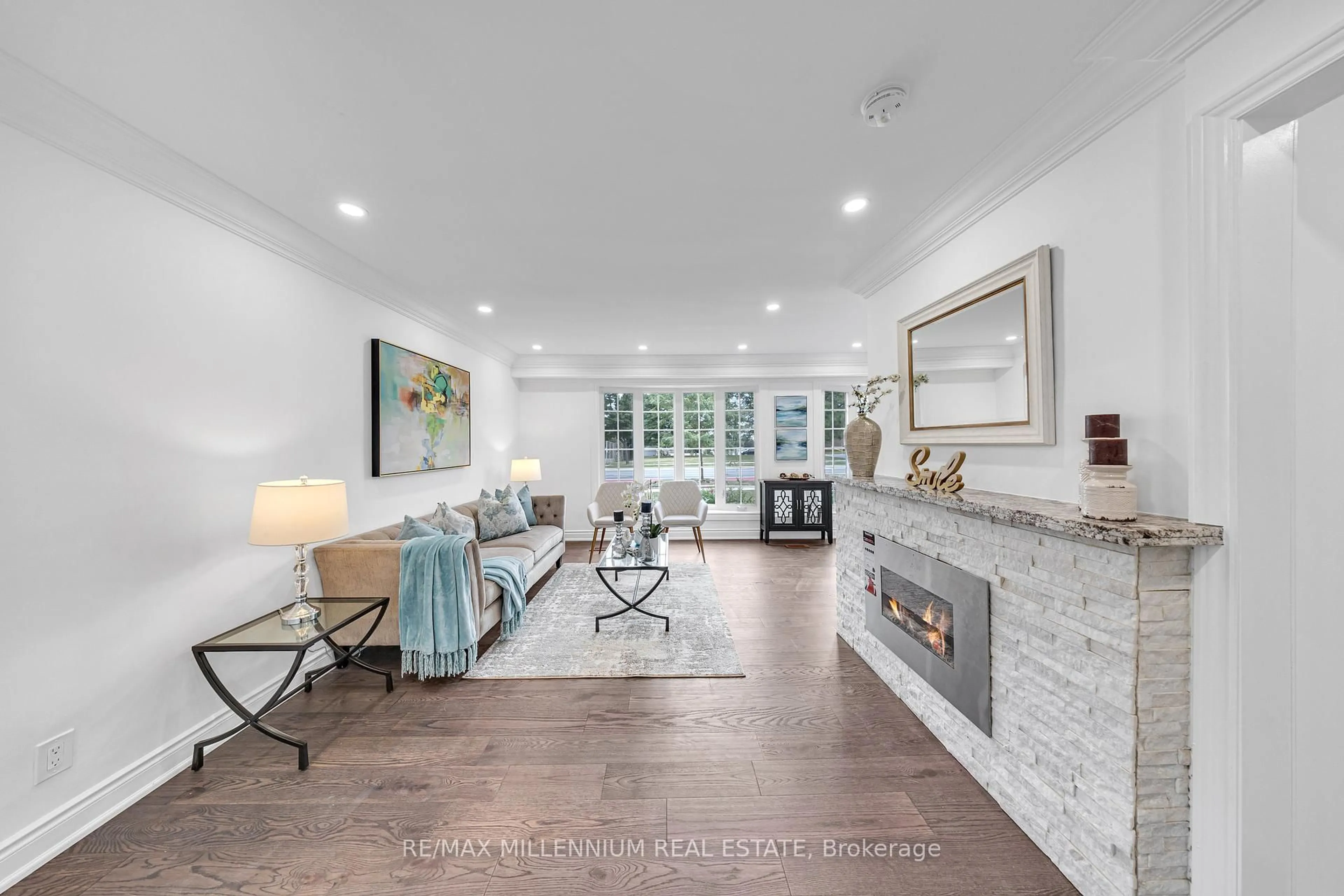 Living room with furniture, ceramic/tile floor for 962 Midland Ave, Toronto Ontario M1K 4G3
