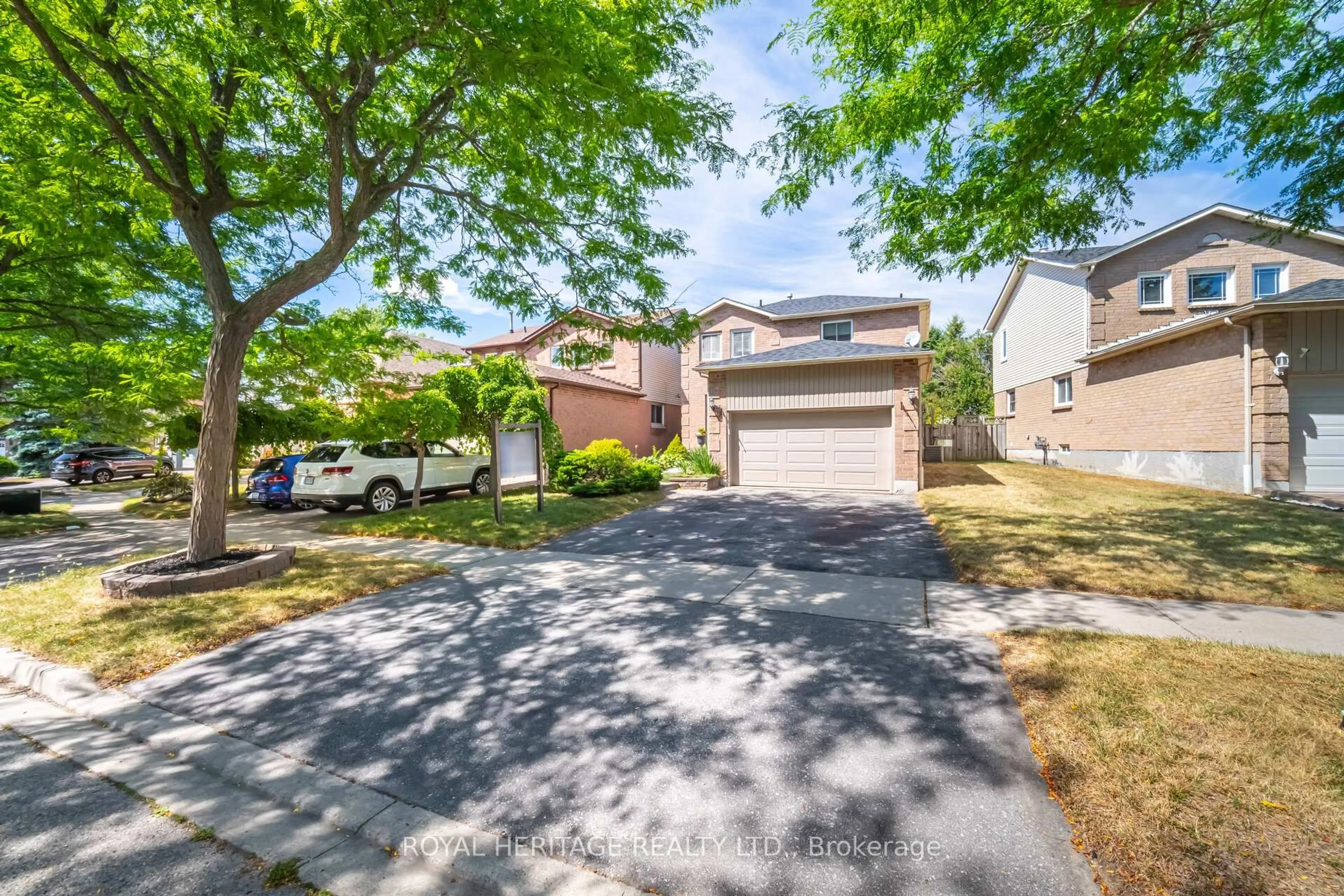 A pic from outside/outdoor area/front of a property/back of a property/a pic from drone, street for 6 Field Cres, Ajax Ontario L1Z 1A9