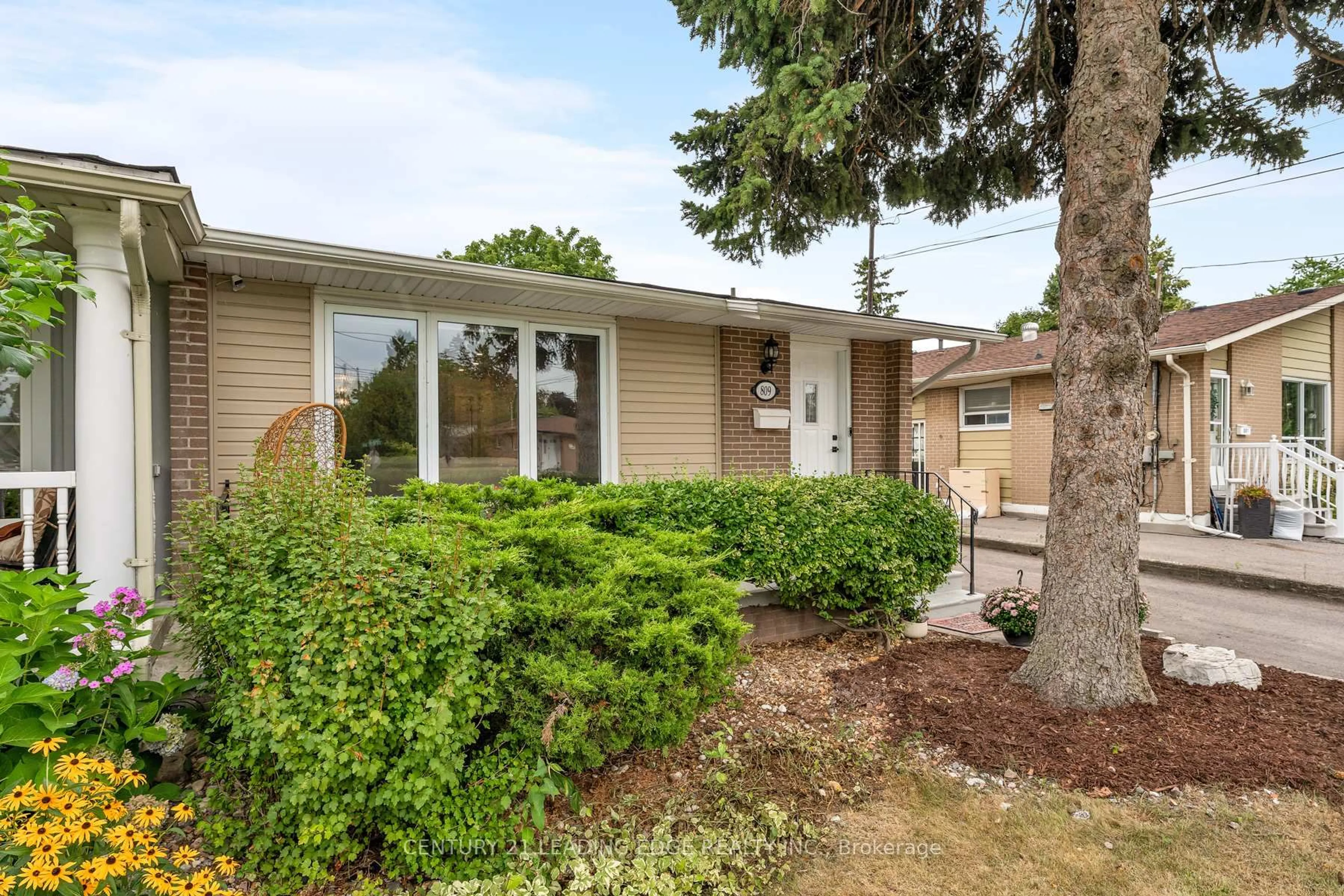 Home with vinyl exterior material, street for 809 Sanok Dr, Pickering Ontario L1W 2R1