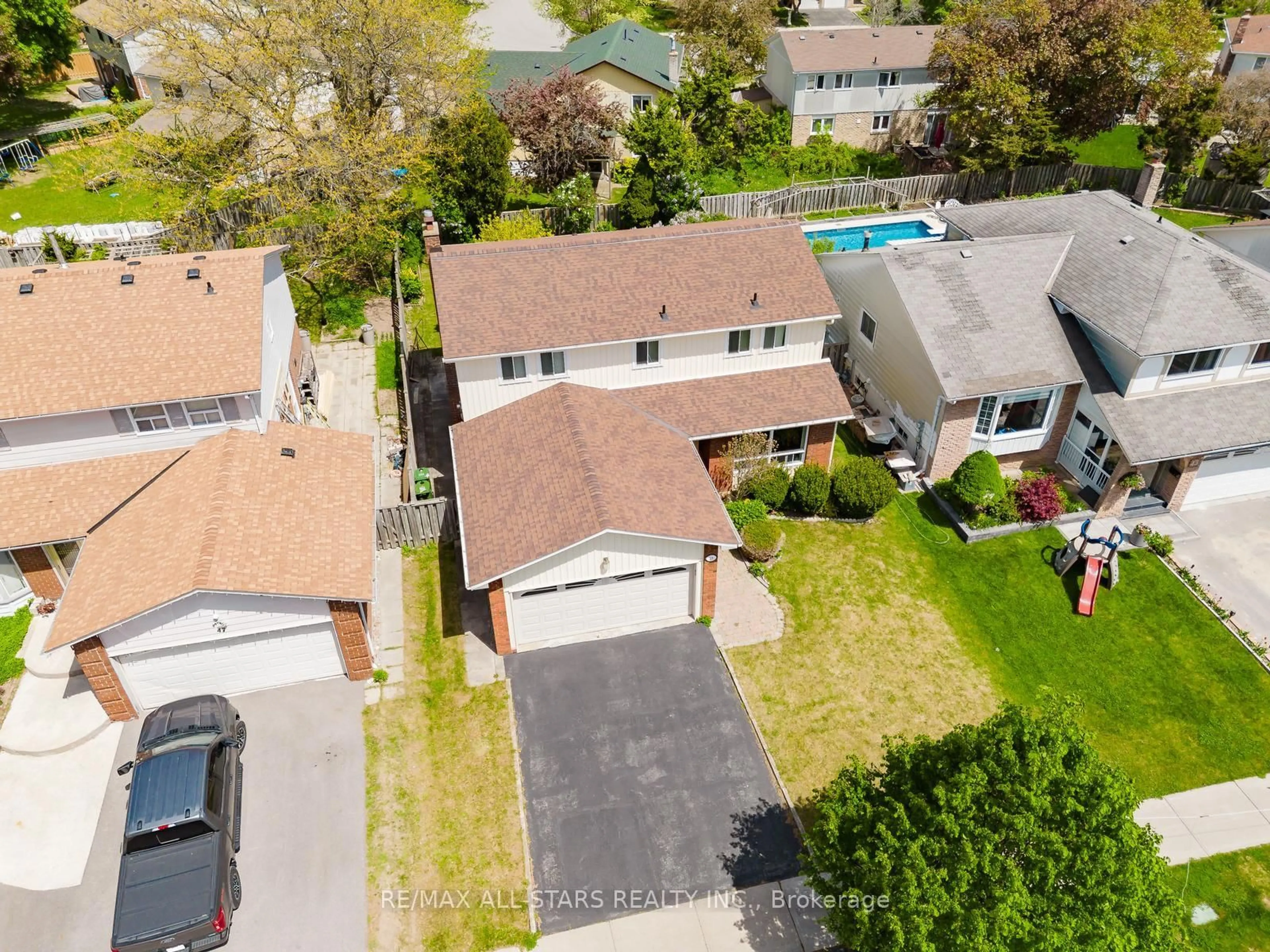 A pic from outside/outdoor area/front of a property/back of a property/a pic from drone, street for 45 Wellpark Blvd, Toronto Ontario M1V 1A6