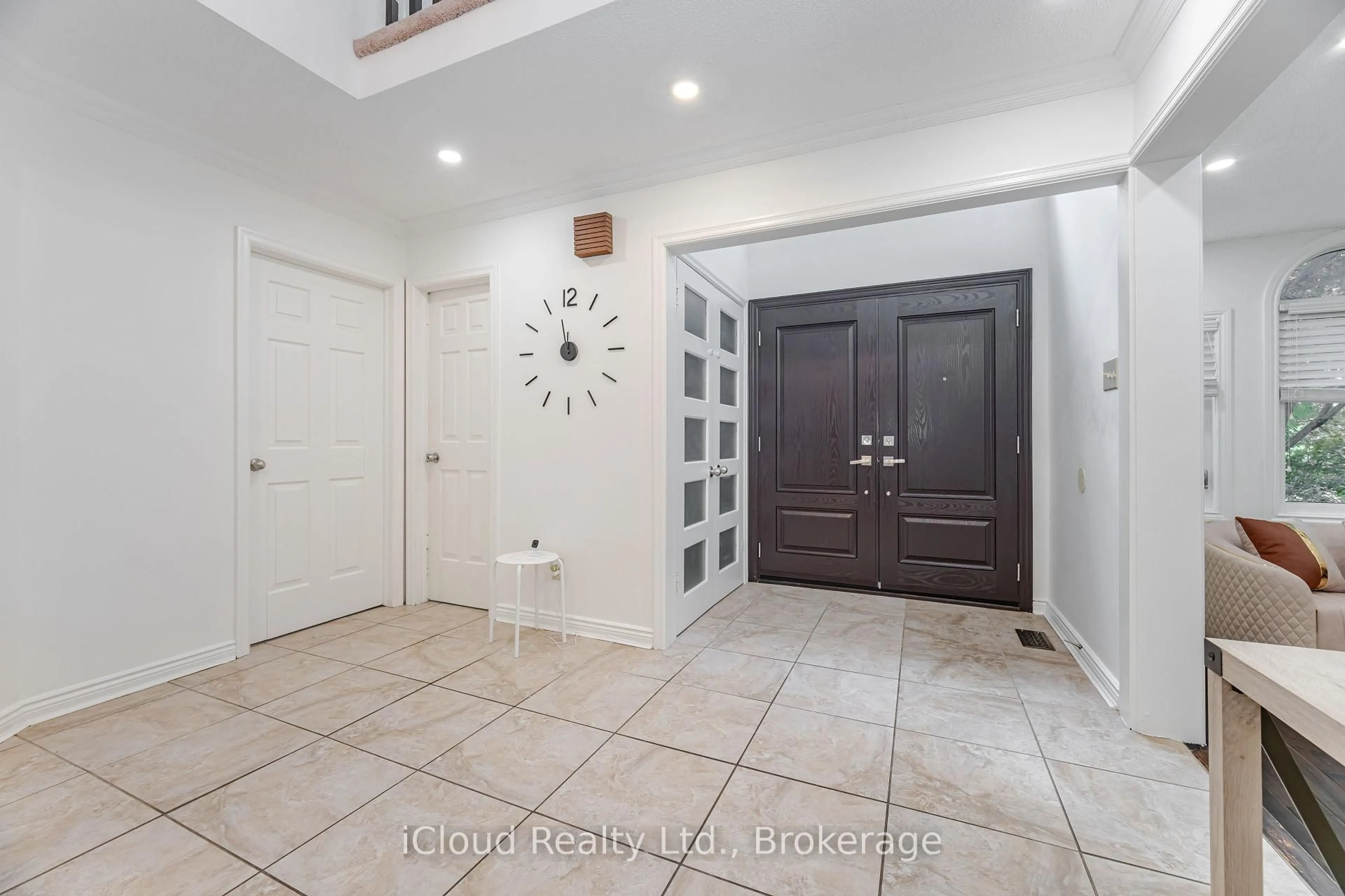 Indoor entryway for 4 Fifewood Cres, Whitby Ontario L1R 1M7