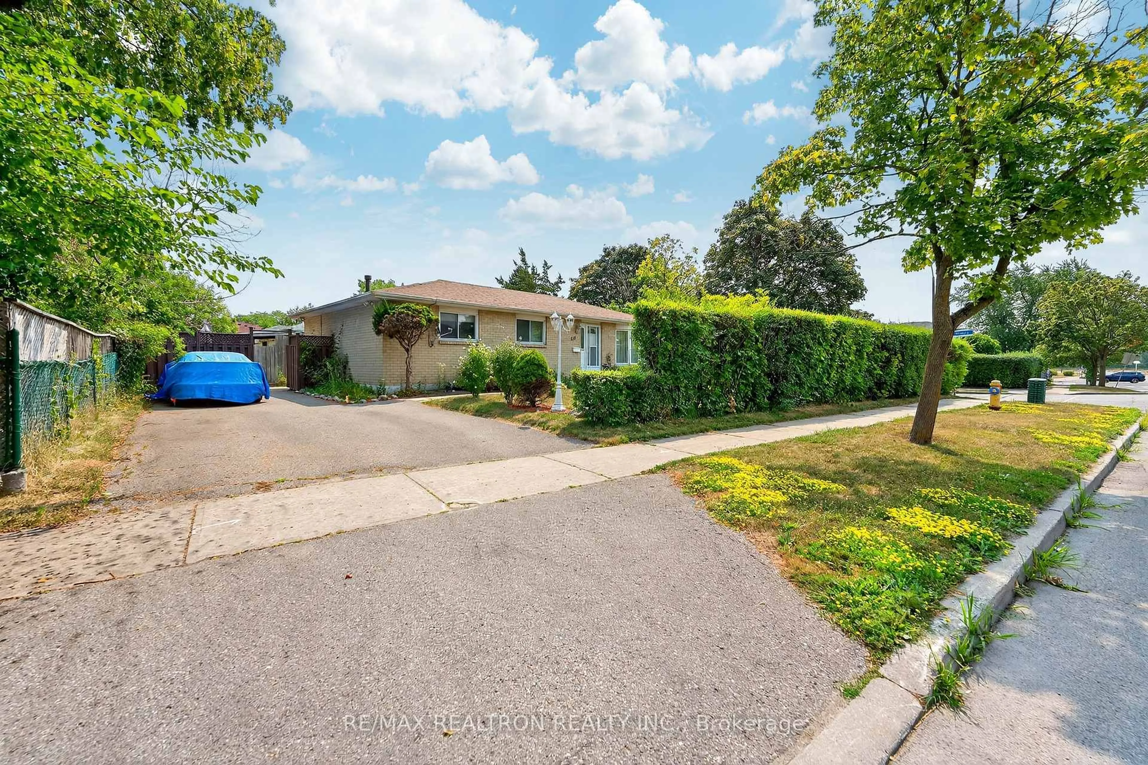 A pic from outside/outdoor area/front of a property/back of a property/a pic from drone, street for 356 Burrows Hall Blvd, Toronto Ontario M1B 1J4