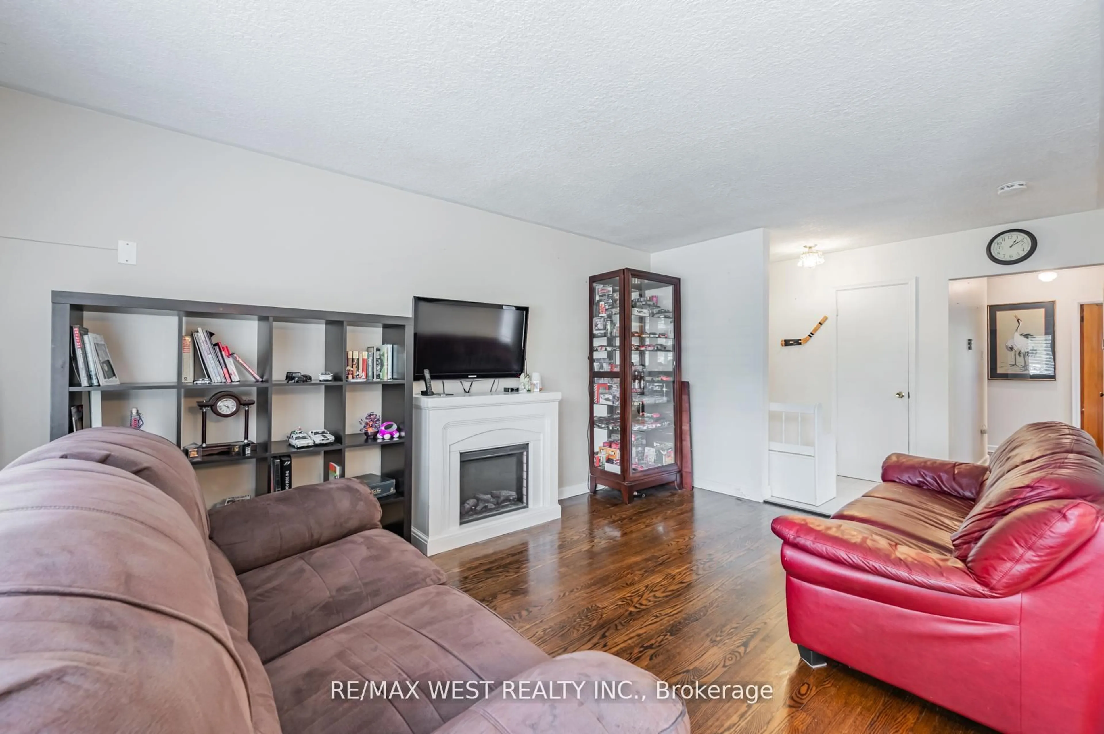 Living room with furniture, wood/laminate floor for 54 Medley Cres, Toronto Ontario M1J 1Y3