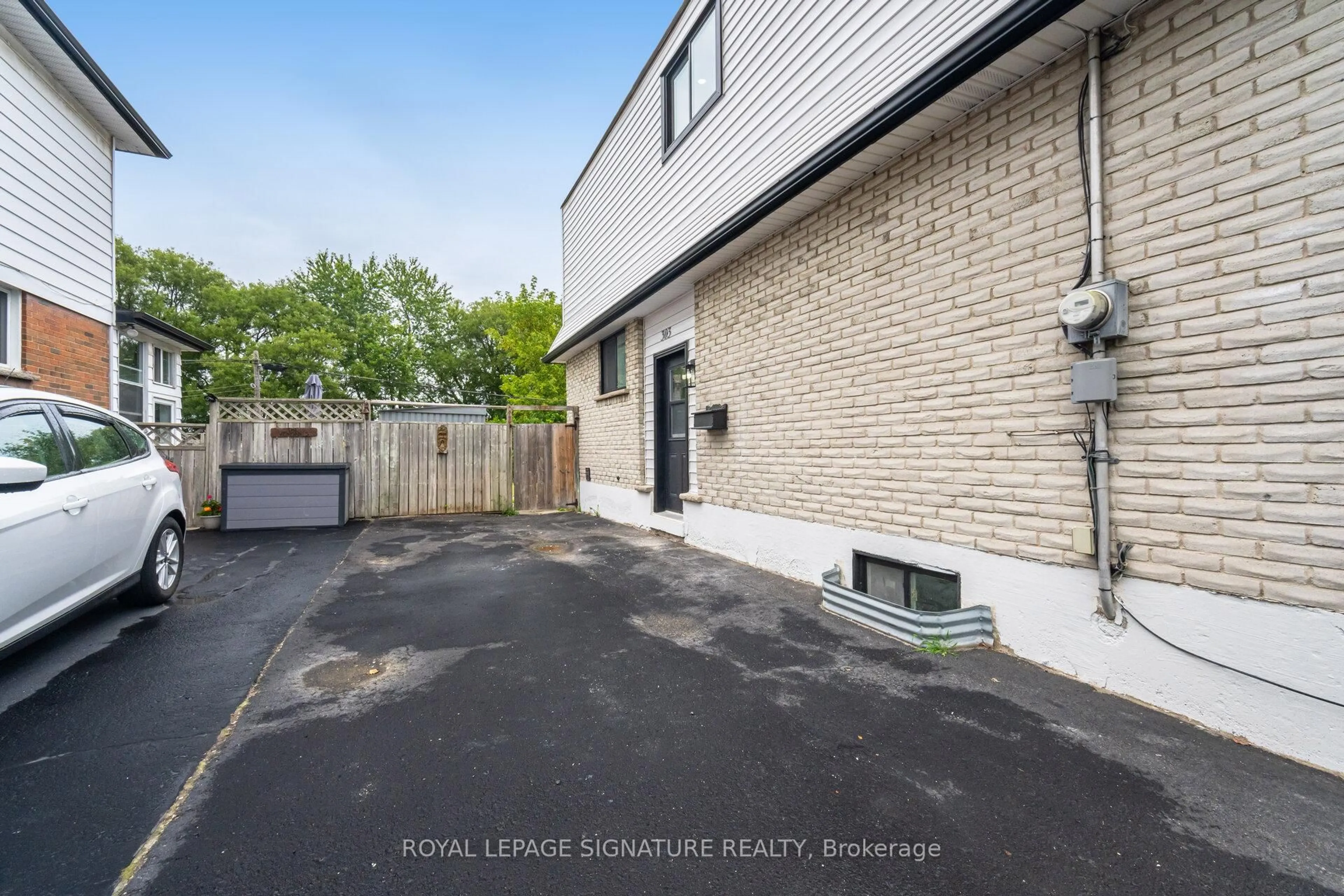 A pic from outside/outdoor area/front of a property/back of a property/a pic from drone, street for 303 Durham Crt, Oshawa Ontario L1J 5R5