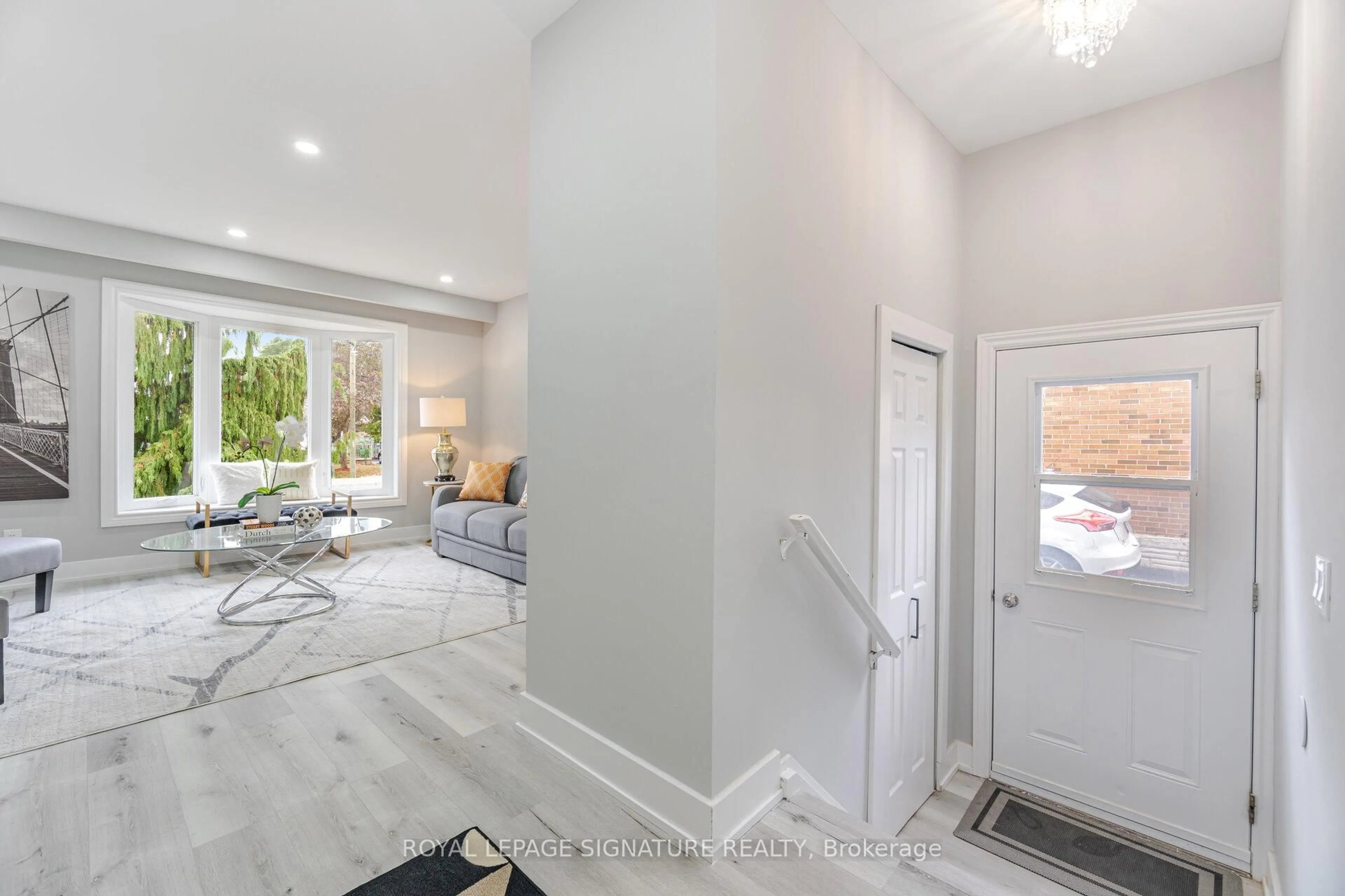 Indoor entryway for 303 Durham Crt, Oshawa Ontario L1J 5R5