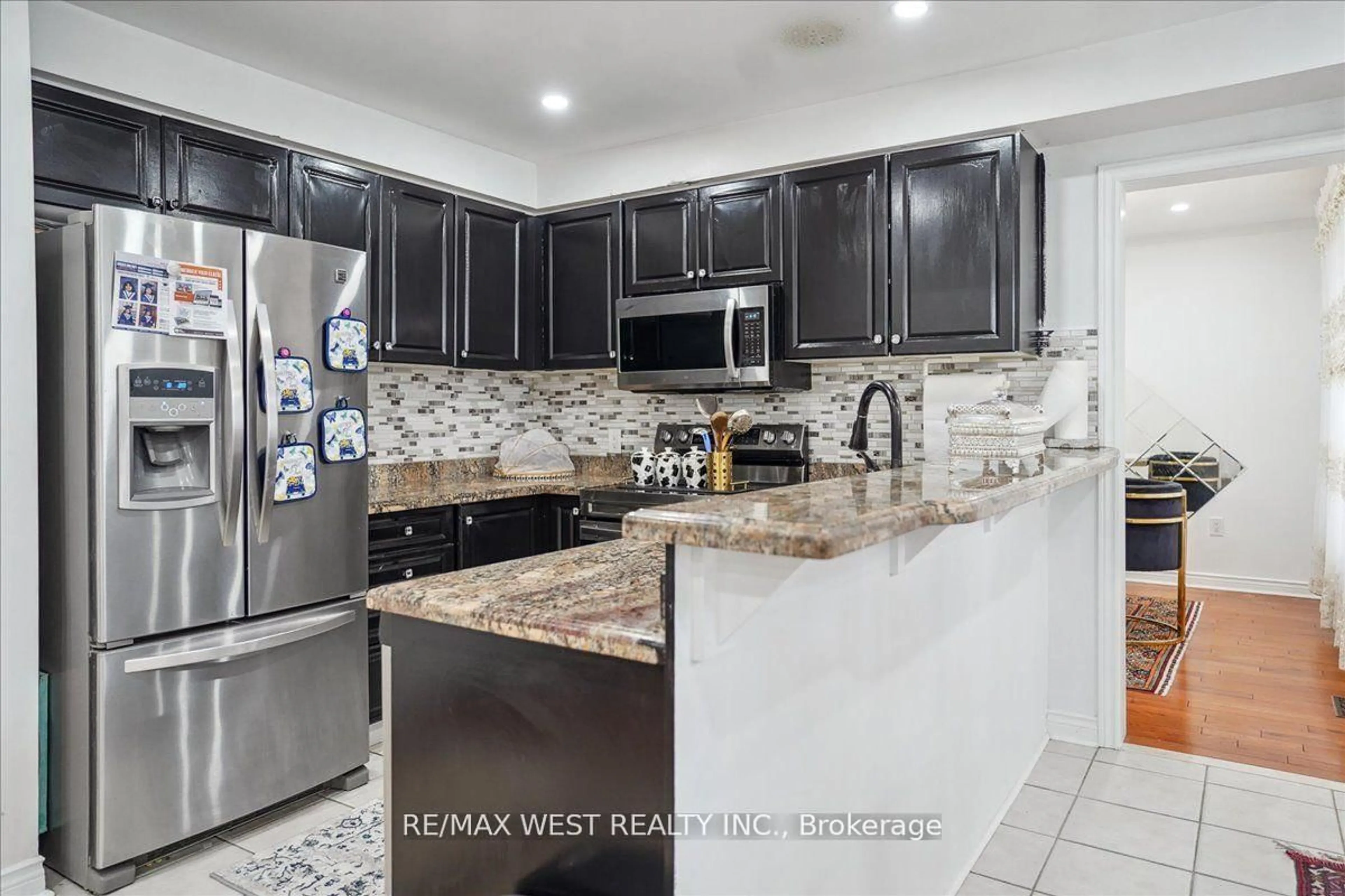 Open concept kitchen, ceramic/tile floor for 3 Branstone Dr, Whitby Ontario L1R 3B6