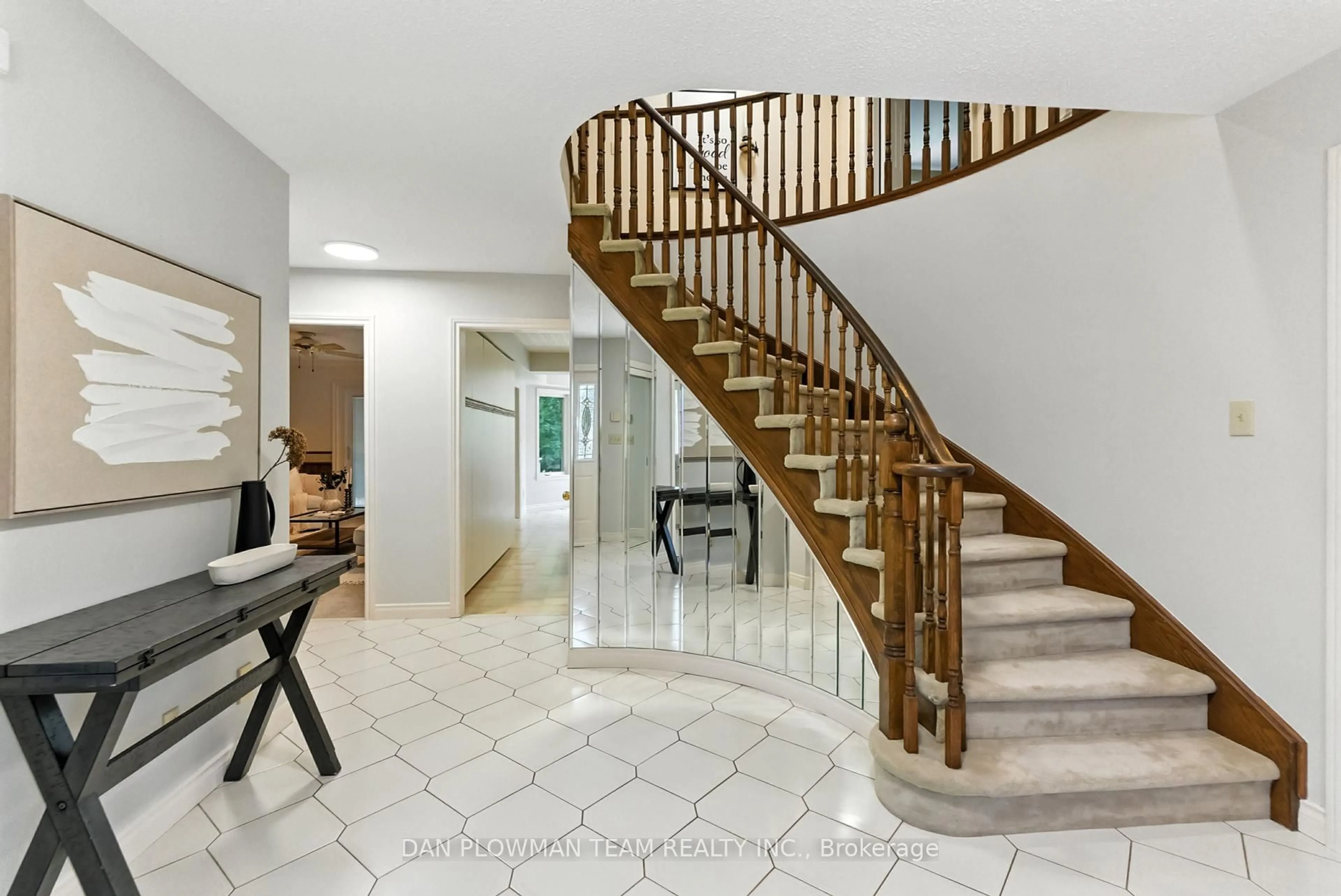 Indoor foyer for 132 Samac Tr, Oshawa Ontario L1G 7V9