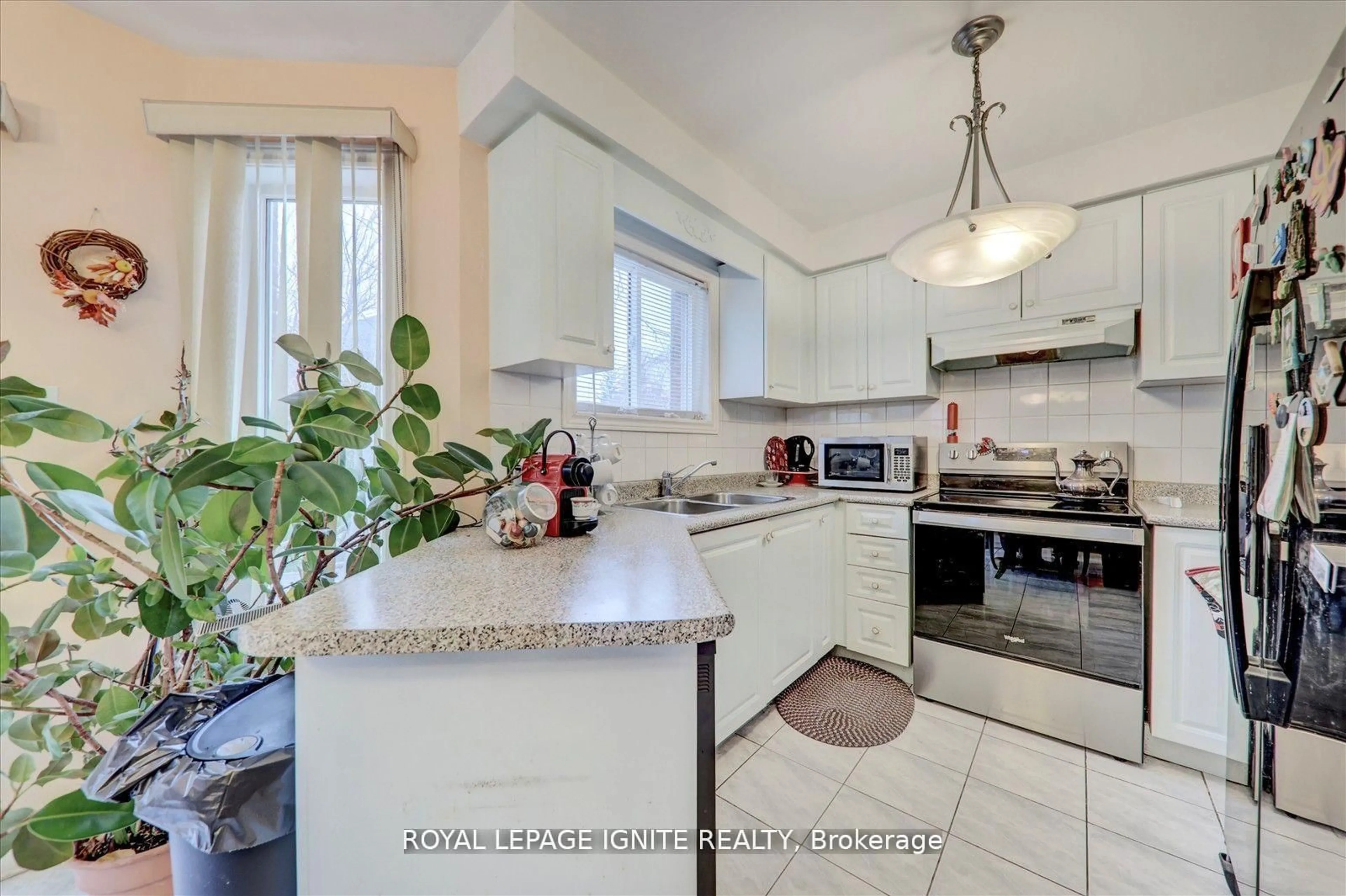 Standard kitchen, ceramic/tile floor for 38 Rodda Blvd, Toronto Ontario M1E 2Z6