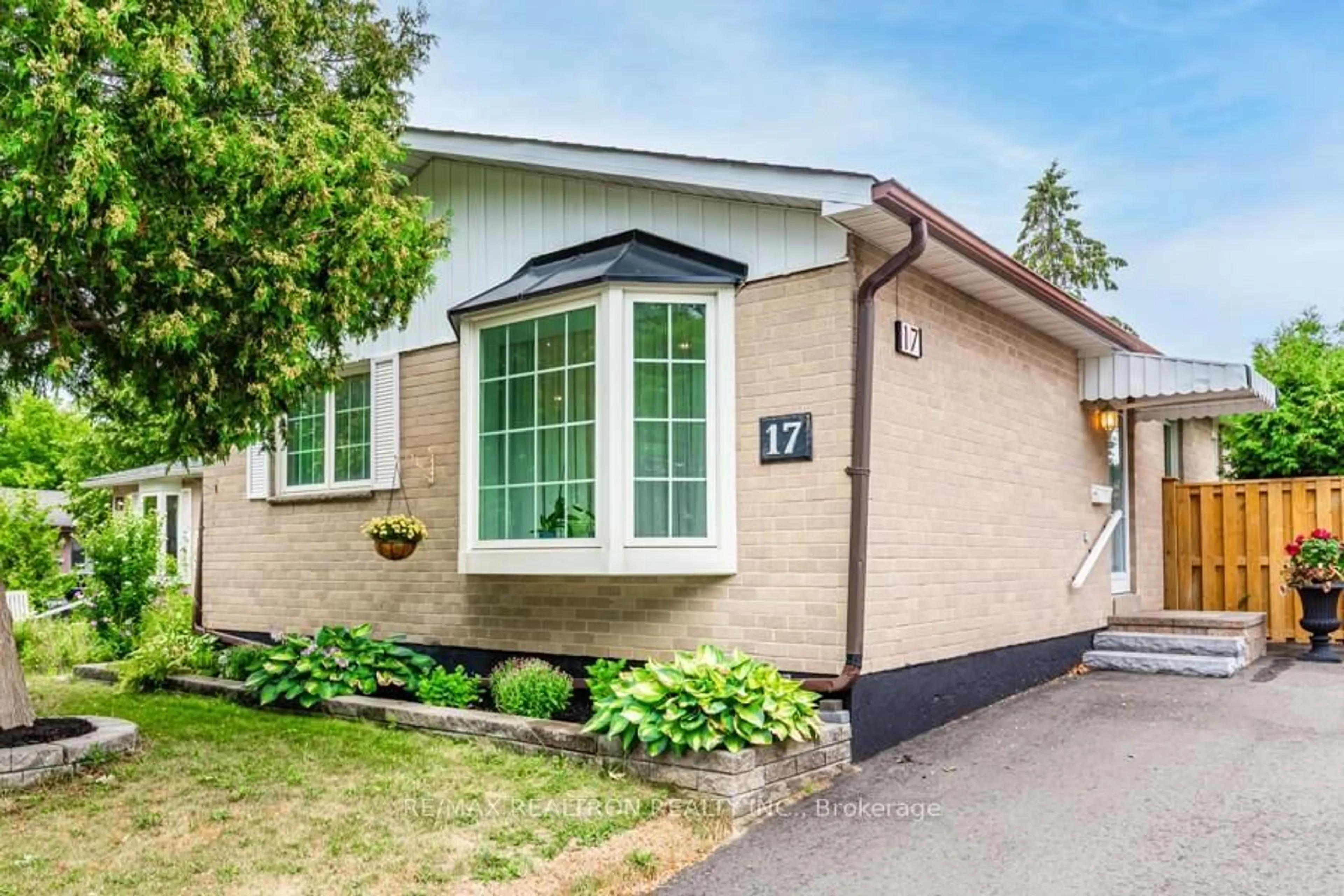 Home with vinyl exterior material, street for 17 Tillbrook Crt, Toronto Ontario M1B 1N5