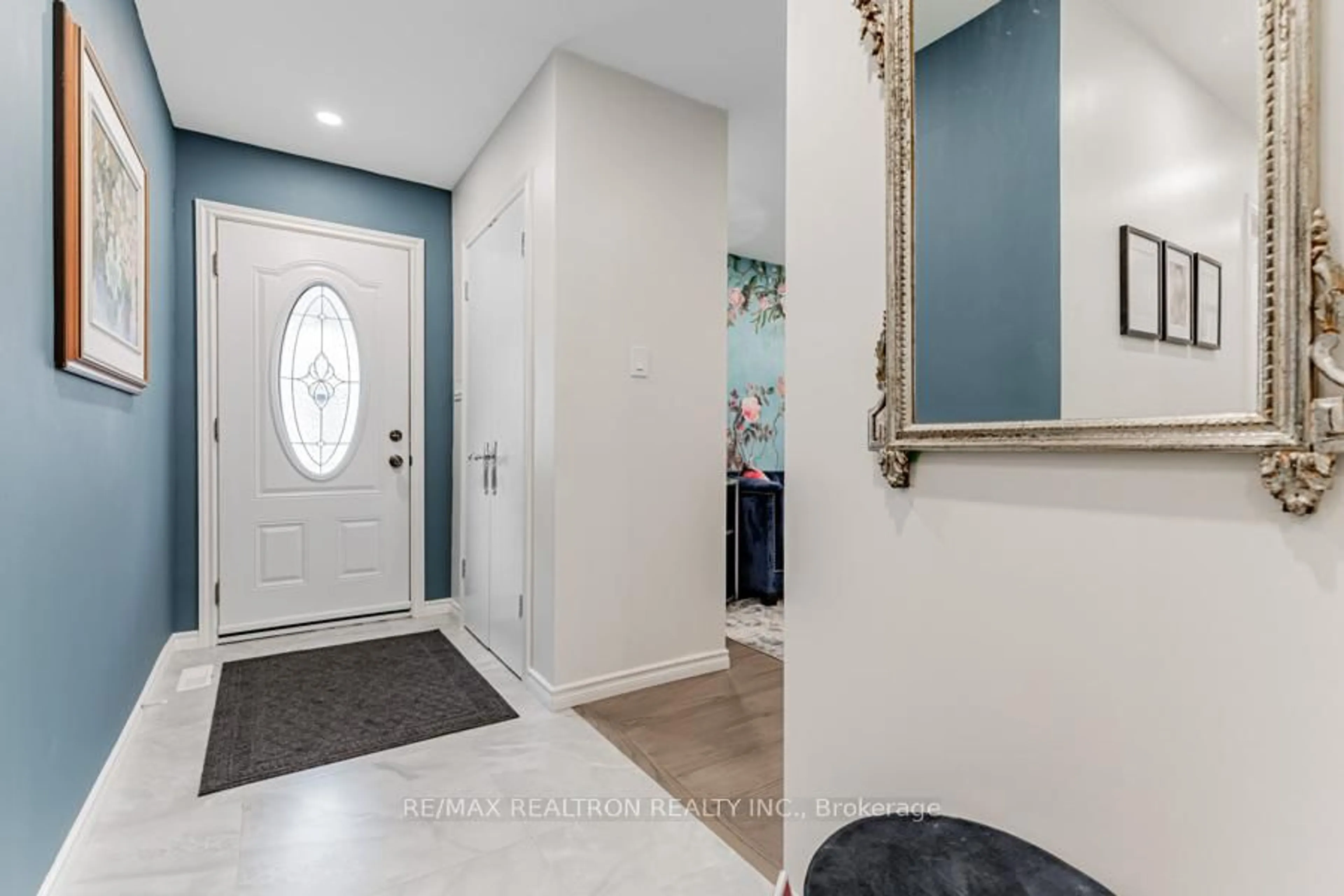 Indoor entryway for 17 Tillbrook Crt, Toronto Ontario M1B 1N5