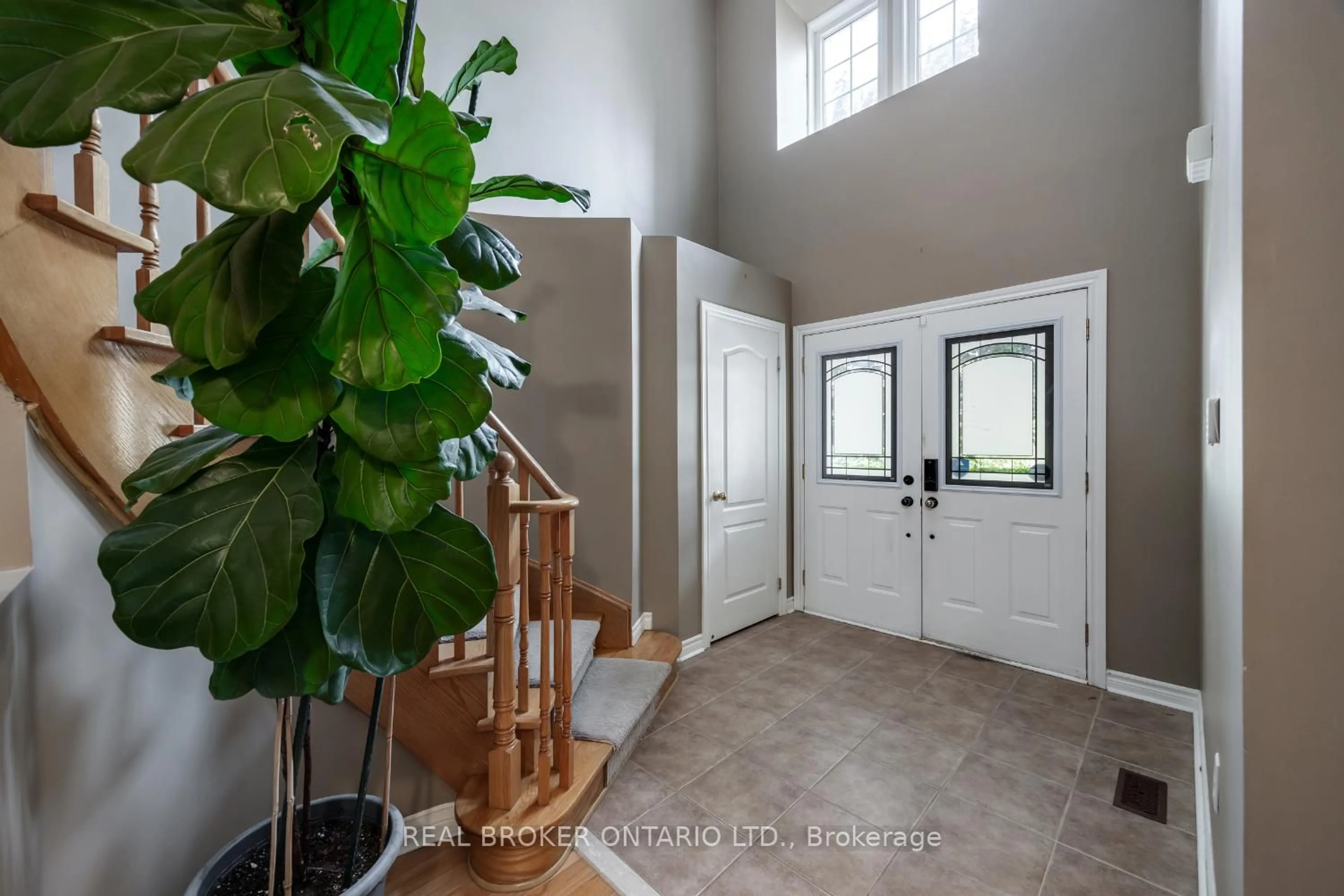 Indoor entryway for 36 West Side Dr, Clarington Ontario L1C 4Y8