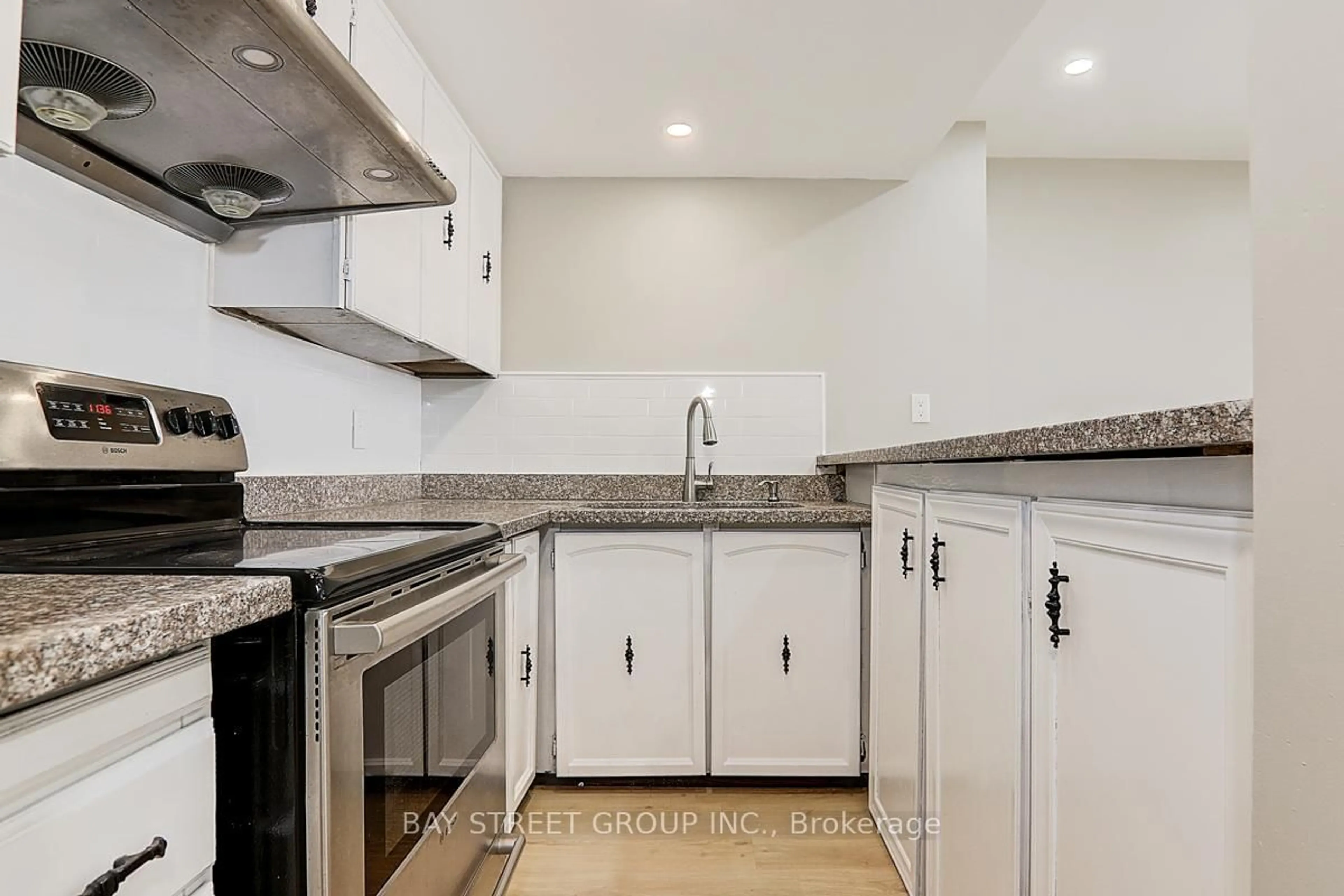 Standard kitchen, unknown for 17 Newdawn Cres, Toronto Ontario M1V 1J8