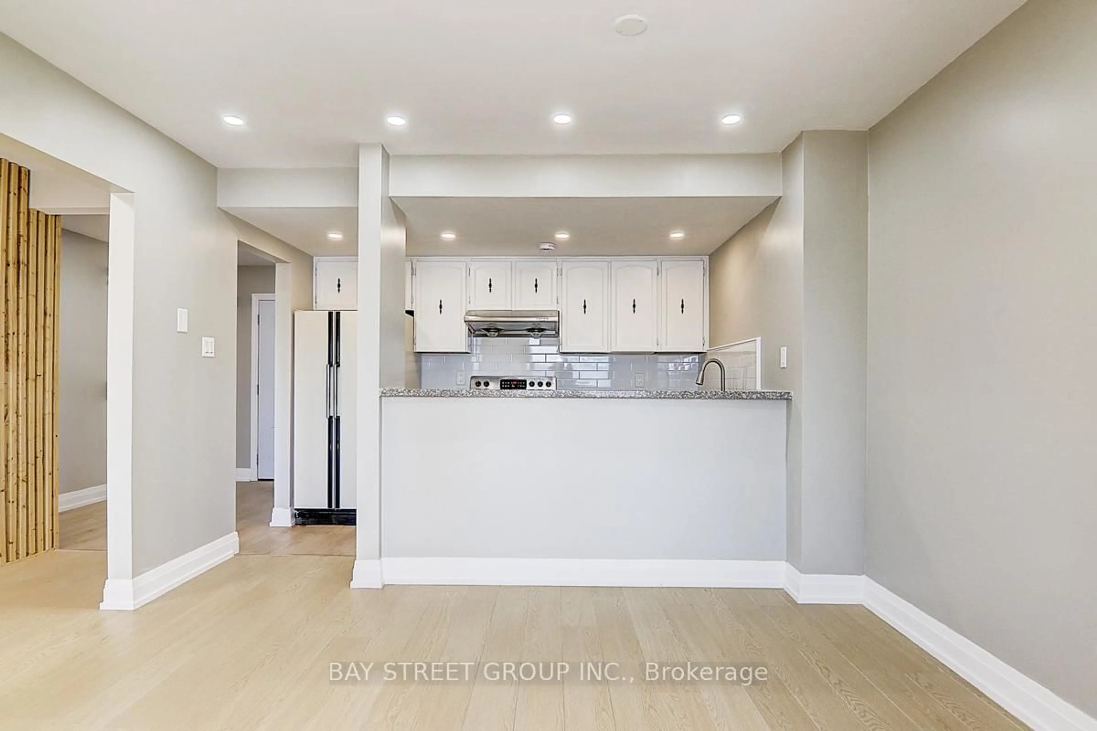 Open concept kitchen, ceramic/tile floor for 17 Newdawn Cres, Toronto Ontario M1V 1J8
