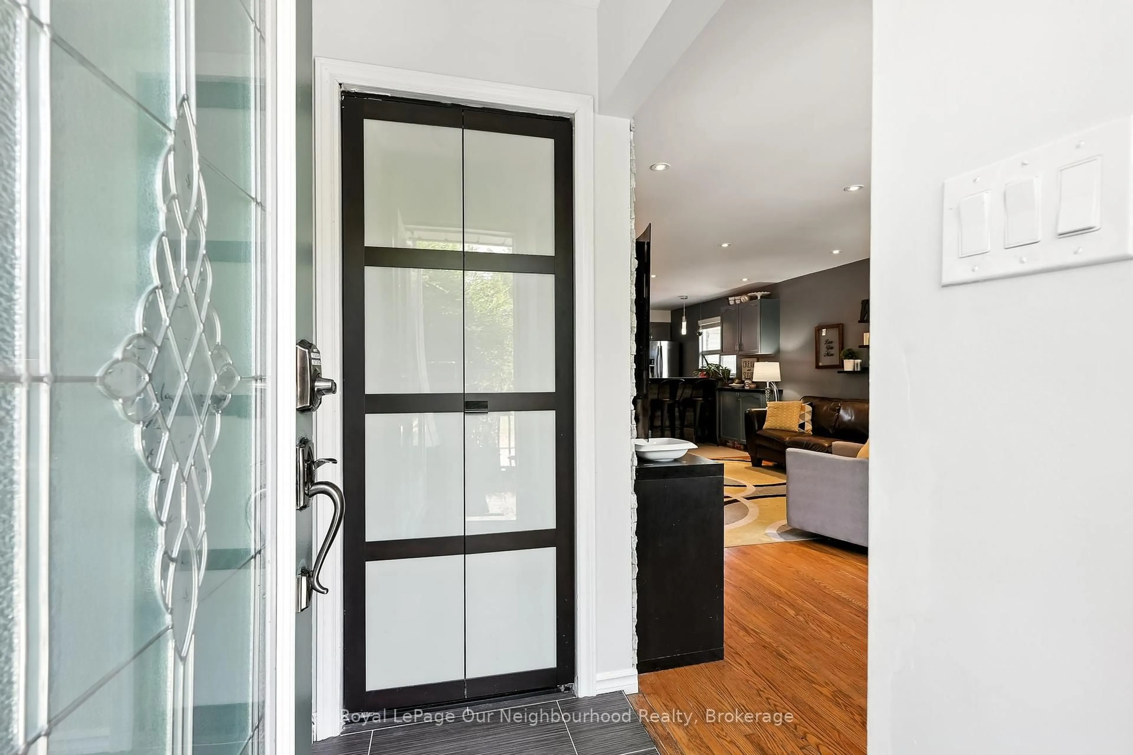 Indoor entryway for 1156 Valley Crt, Oshawa Ontario L1J 3M5