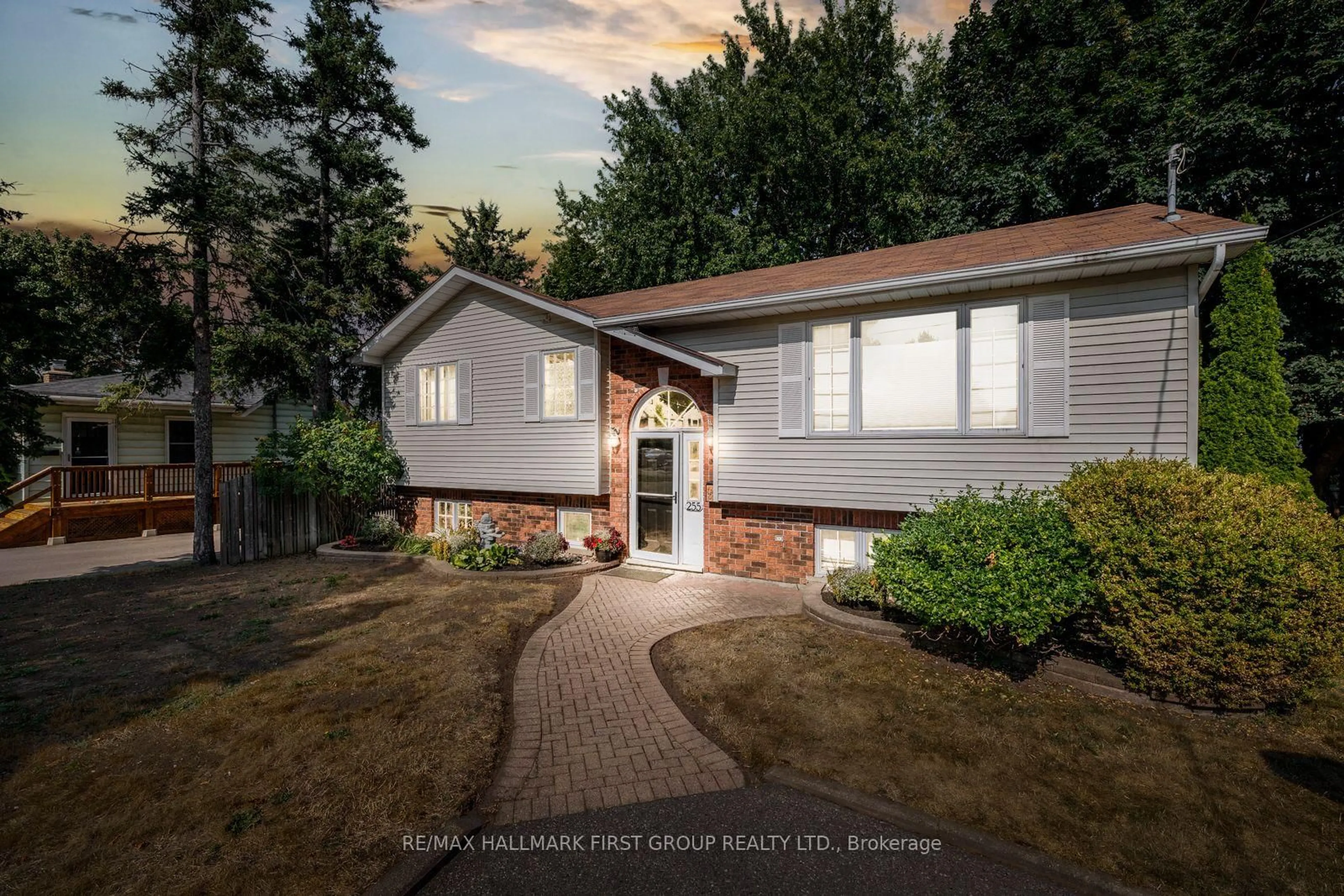 Home with vinyl exterior material, street for 255 Gibbons St, Oshawa Ontario L1J 4Y5