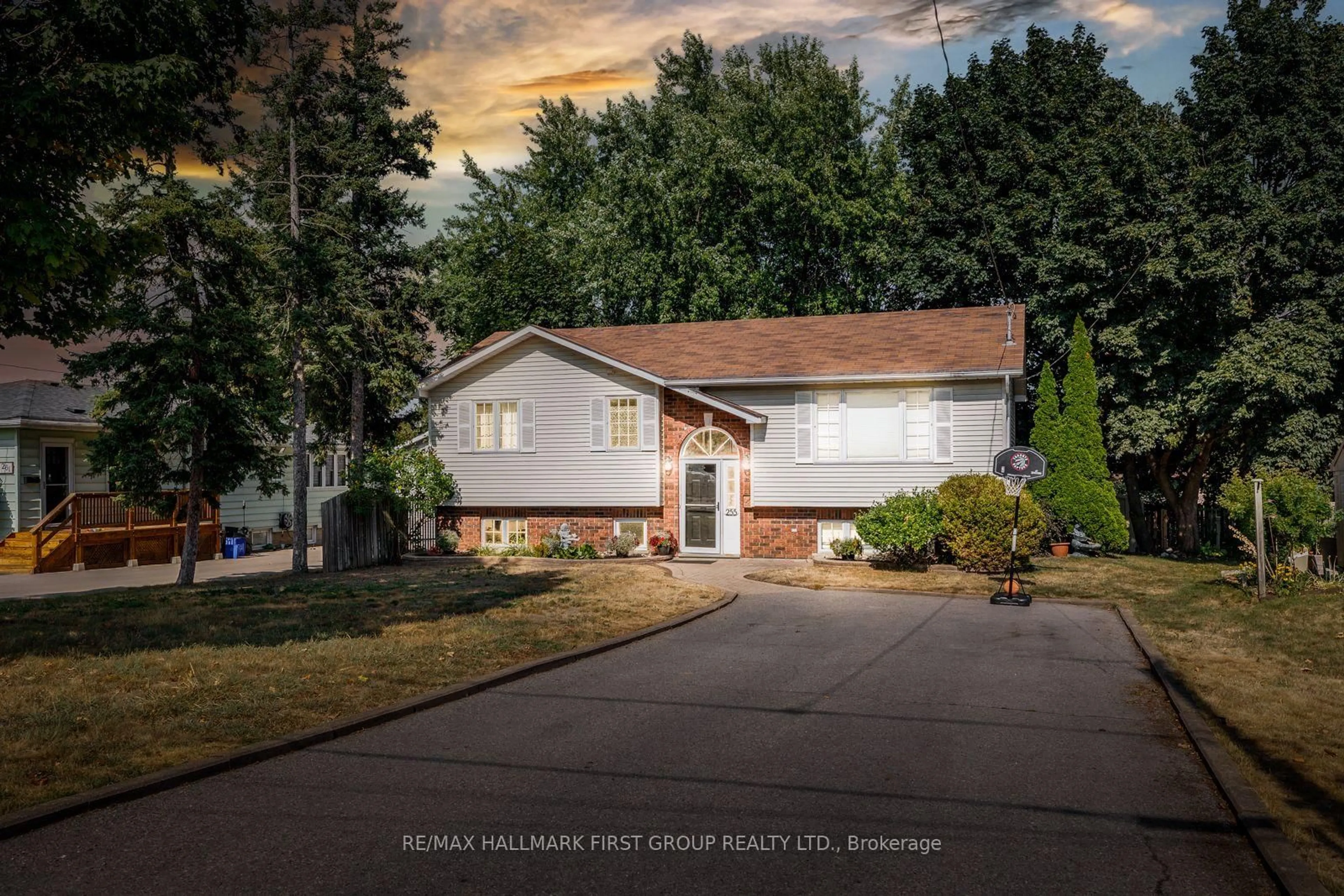Home with vinyl exterior material, street for 255 Gibbons St, Oshawa Ontario L1J 4Y5