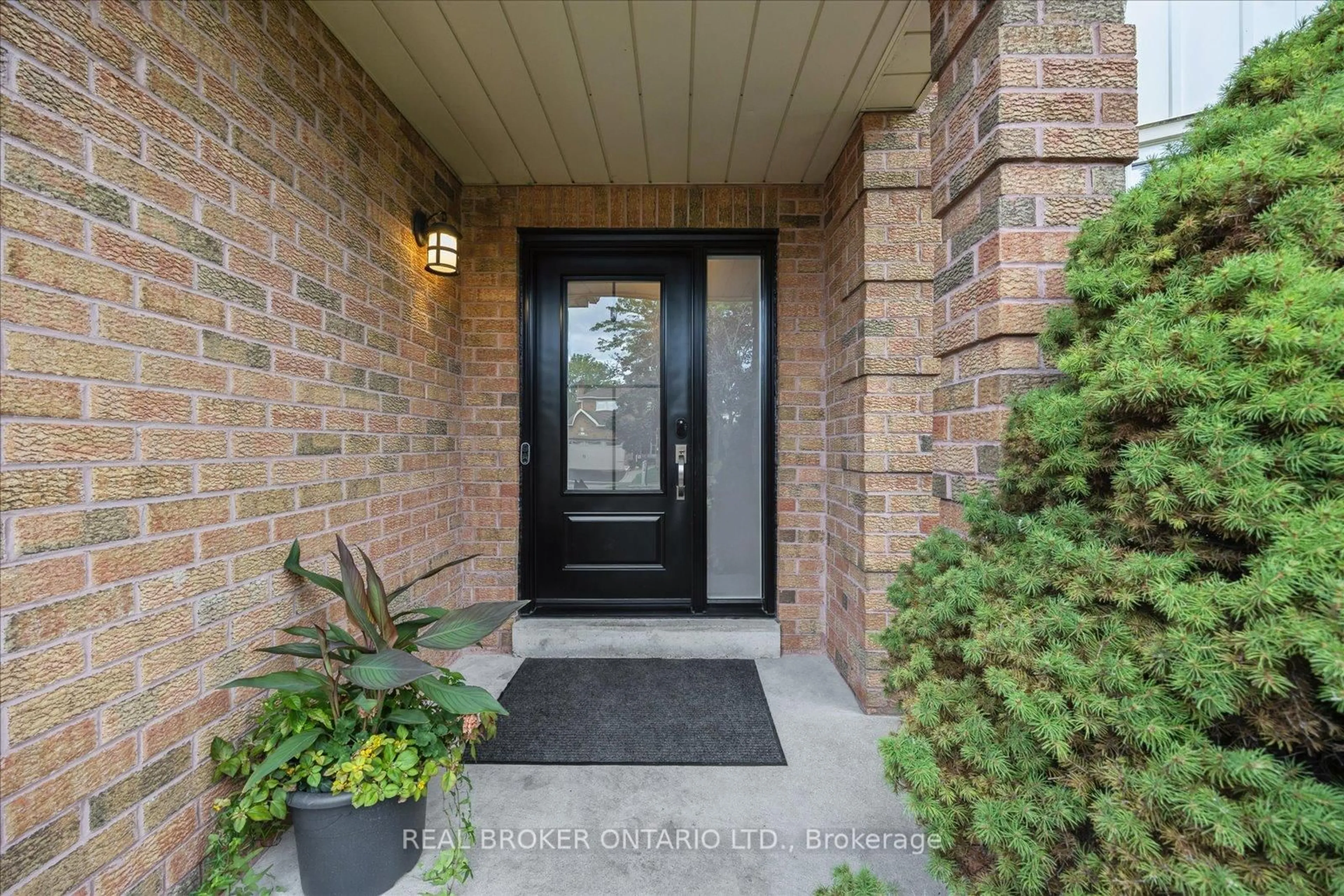 Indoor entryway for 128 Robert Adams Dr, Clarington Ontario L1E 2C4