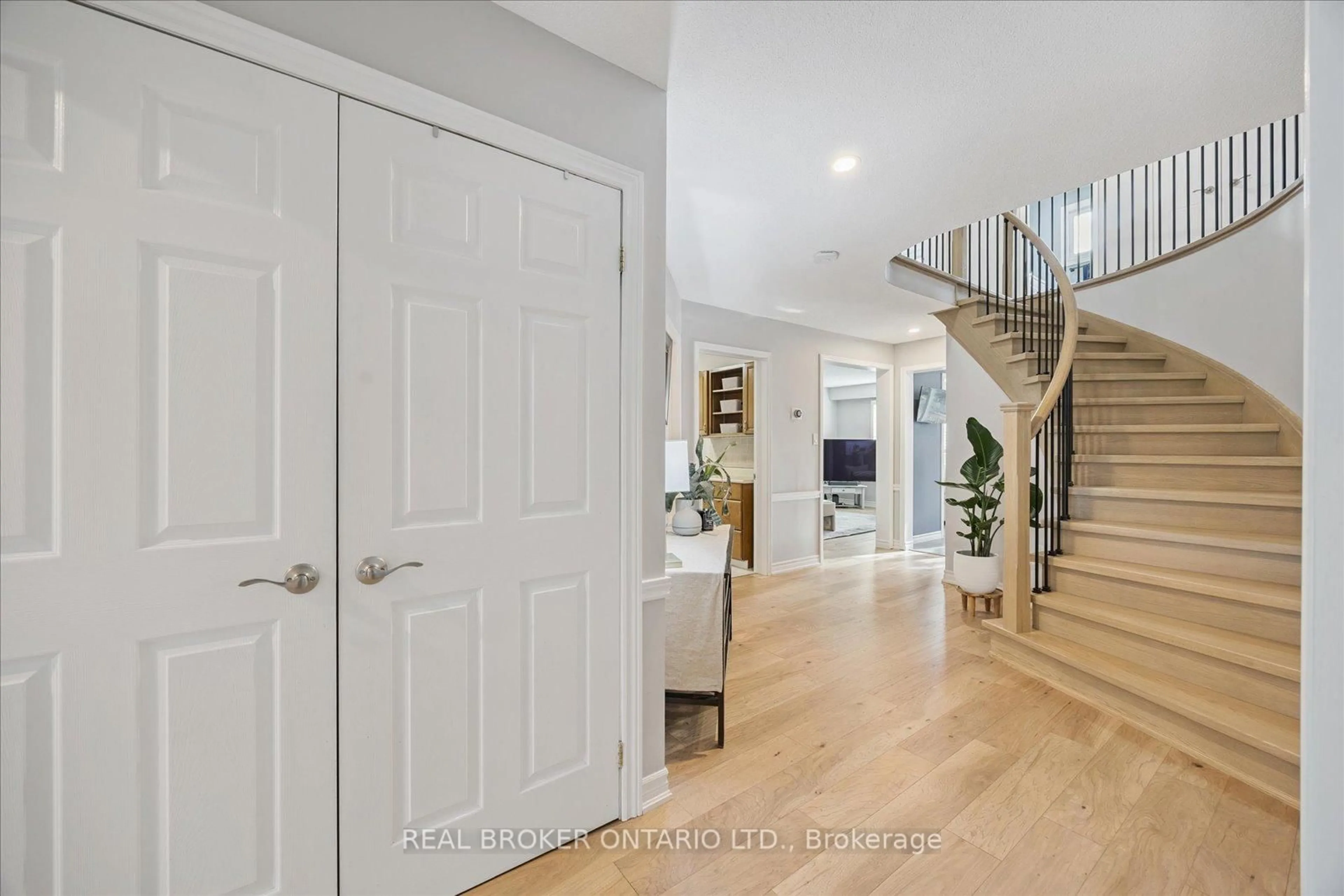 Indoor entryway for 128 Robert Adams Dr, Clarington Ontario L1E 2C4