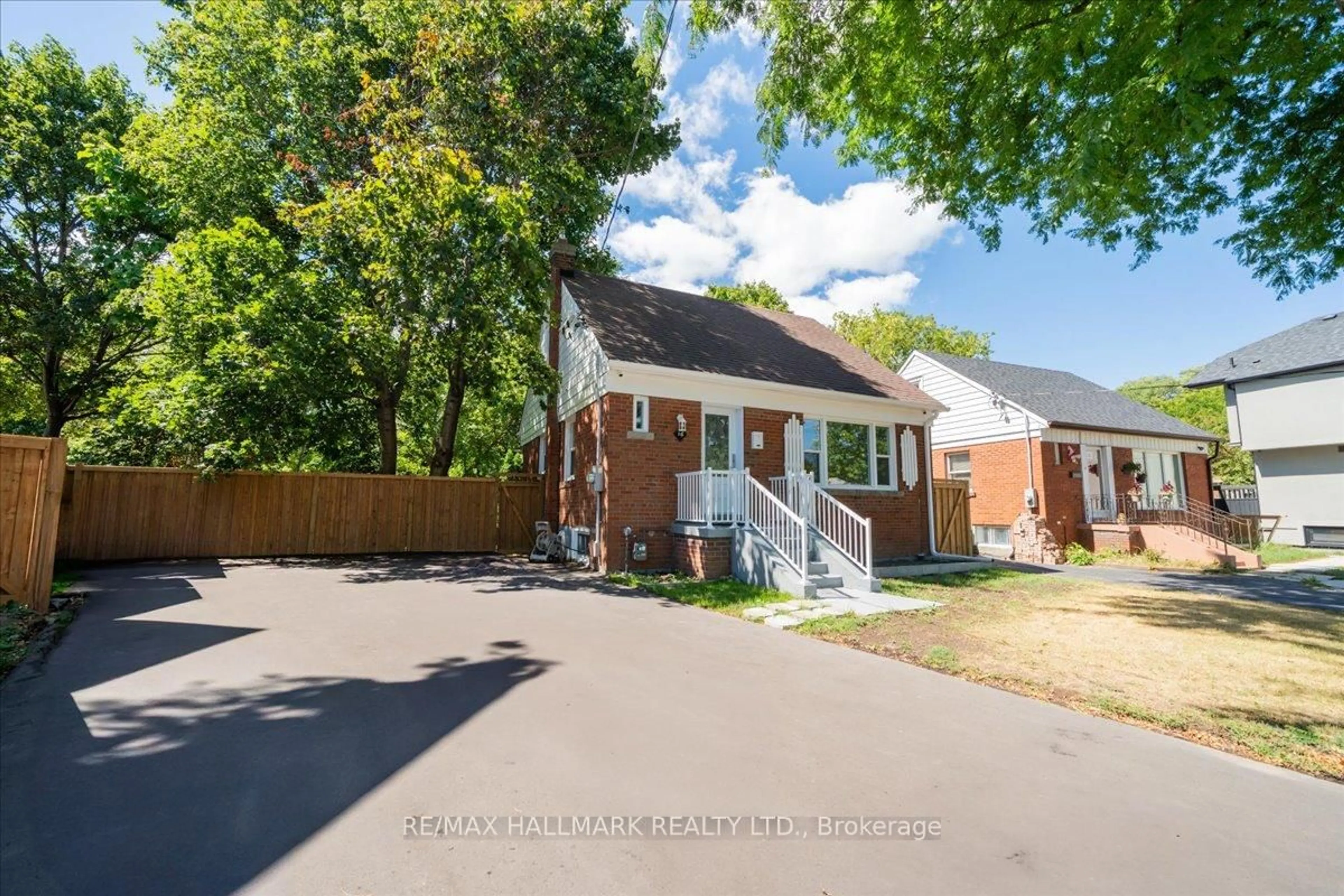 A pic from outside/outdoor area/front of a property/back of a property/a pic from drone, street for 16 Willowhurst Cres, Toronto Ontario M1R 3R6