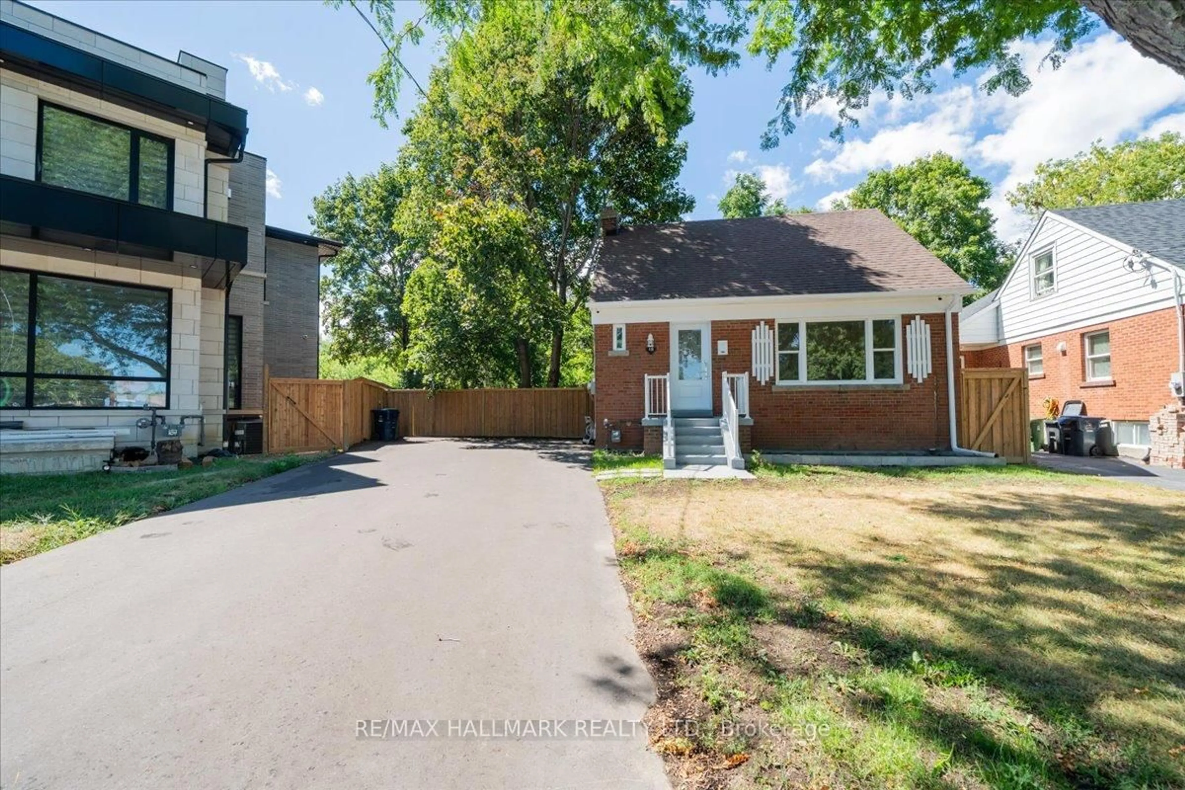A pic from outside/outdoor area/front of a property/back of a property/a pic from drone, street for 16 Willowhurst Cres, Toronto Ontario M1R 3R6