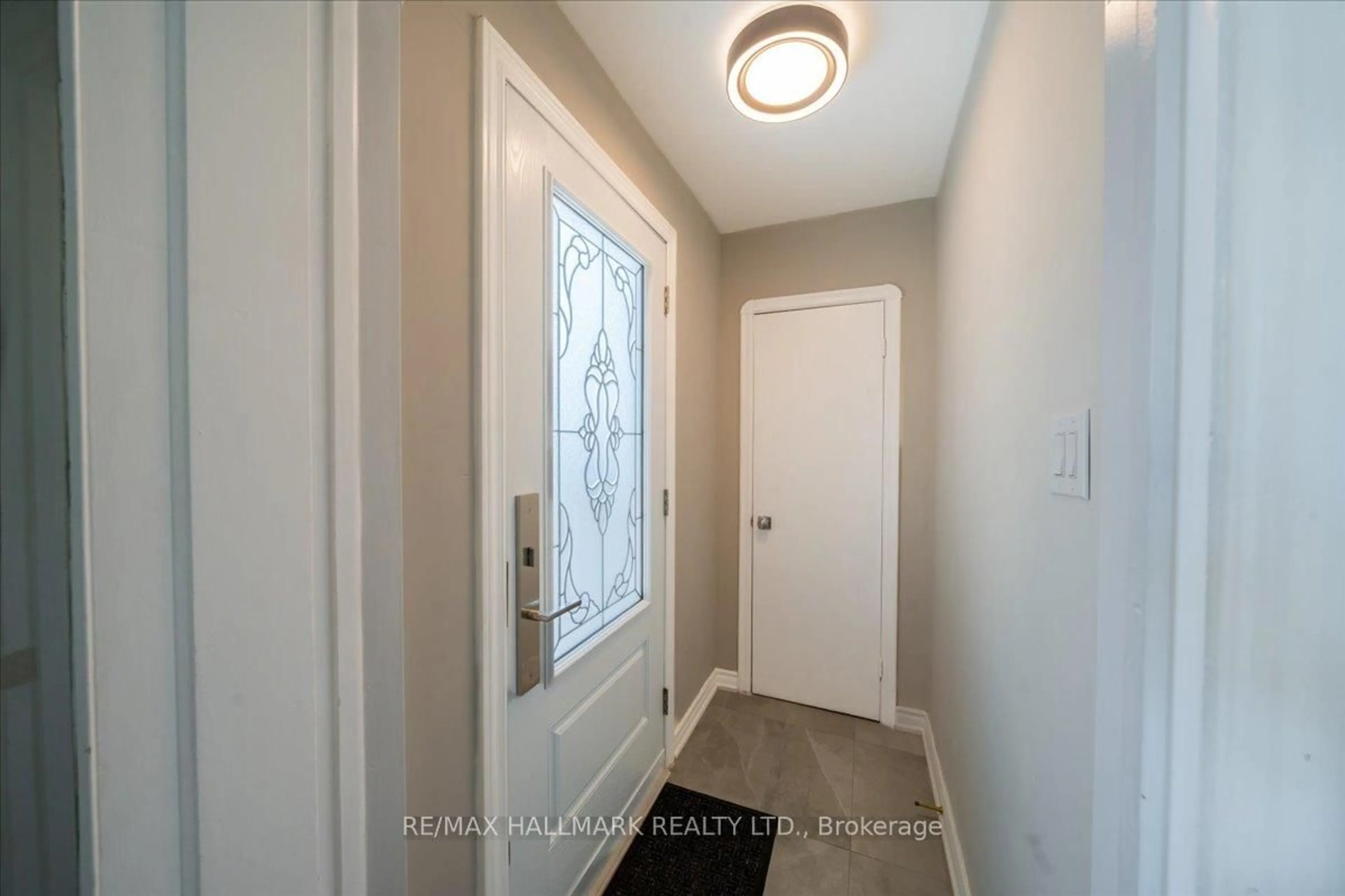 Indoor entryway for 16 Willowhurst Cres, Toronto Ontario M1R 3R6