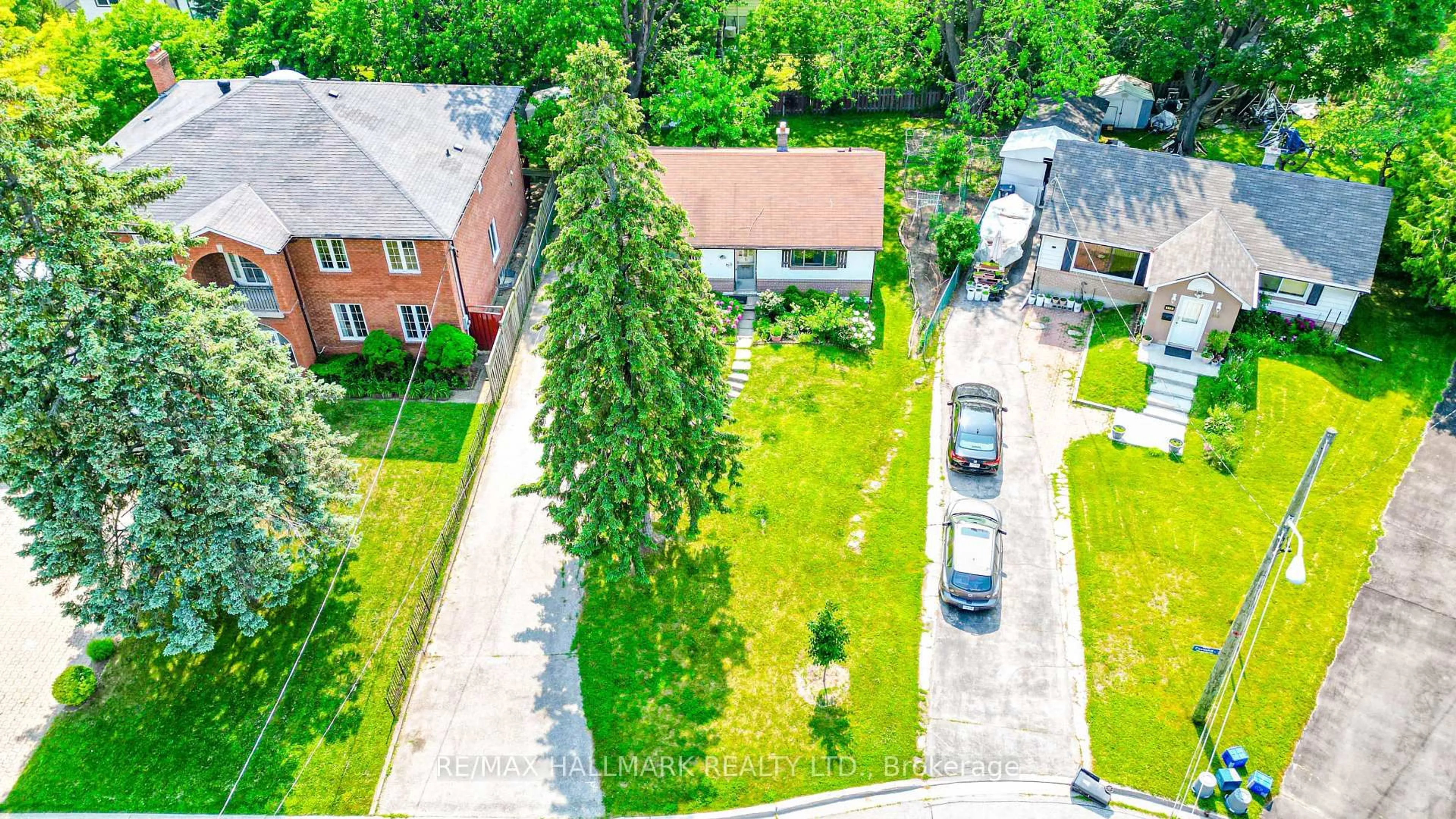 A pic from outside/outdoor area/front of a property/back of a property/a pic from drone, street for 108 Castle Hill Dr, Toronto Ontario M1T 2Y7