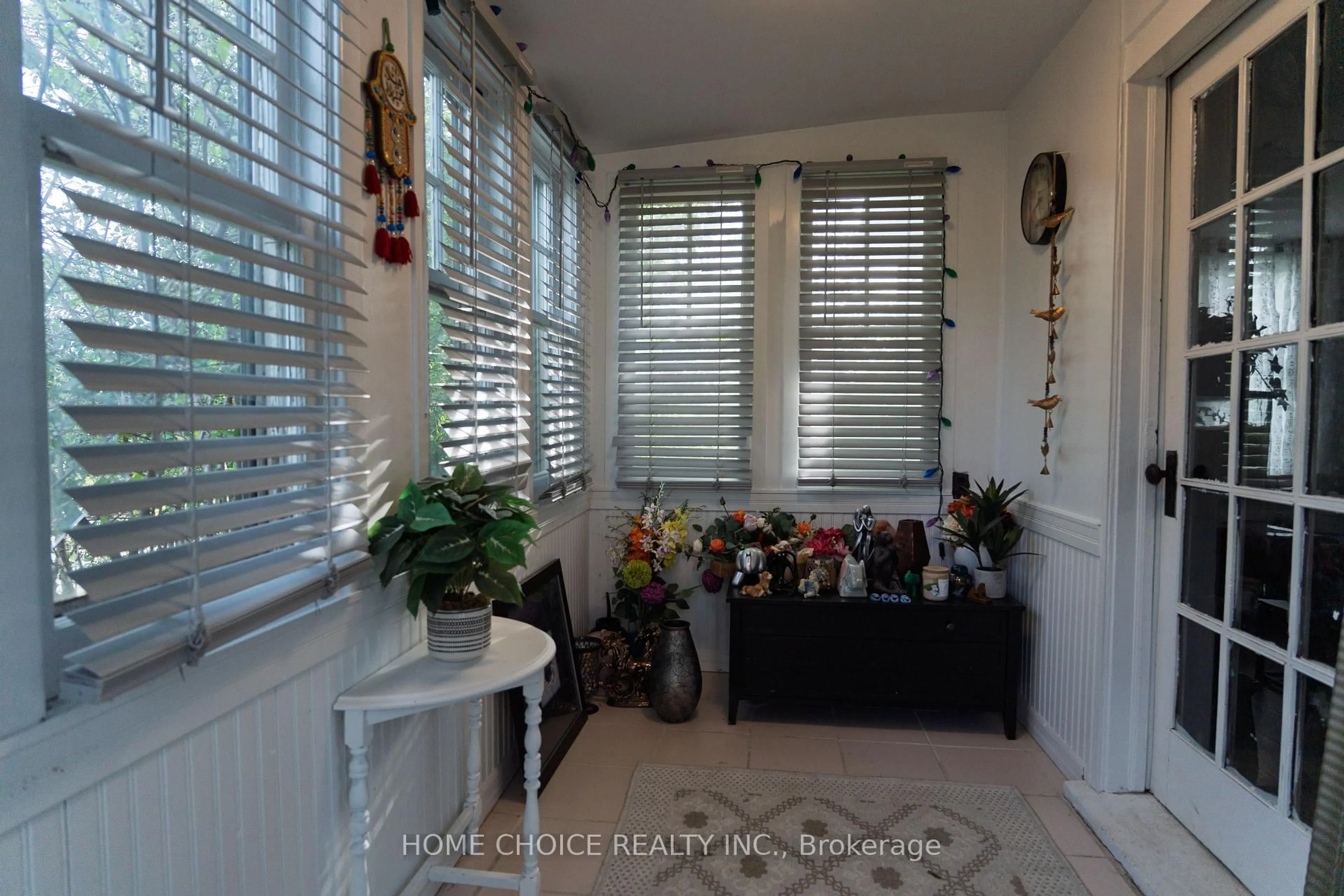 Indoor entryway for 272 Taunton Rd, Oshawa Ontario L1G 3T5
