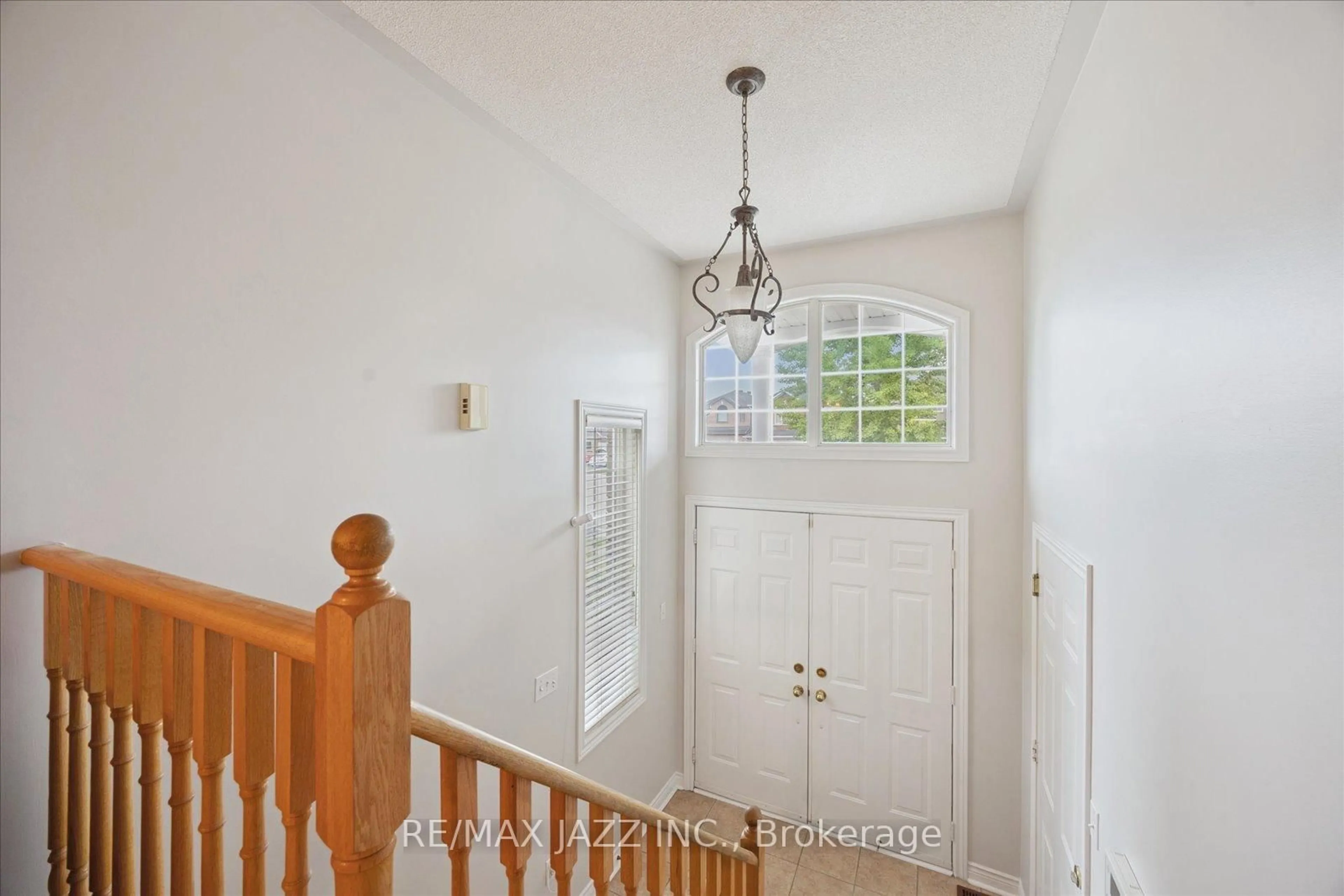 Indoor entryway for 12 Lacroix Crt, Whitby Ontario L1R 3B4