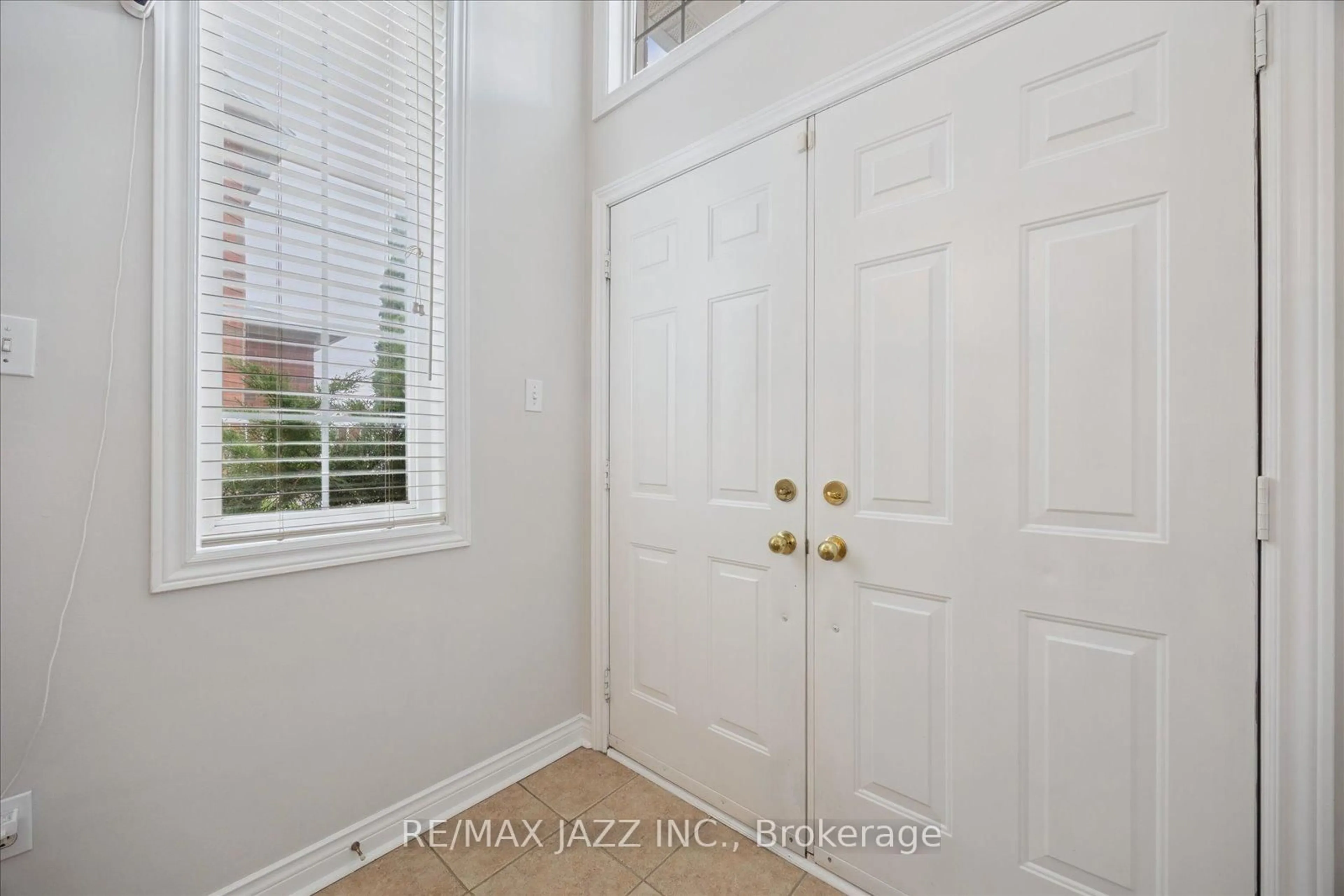 Indoor entryway for 12 Lacroix Crt, Whitby Ontario L1R 3B4