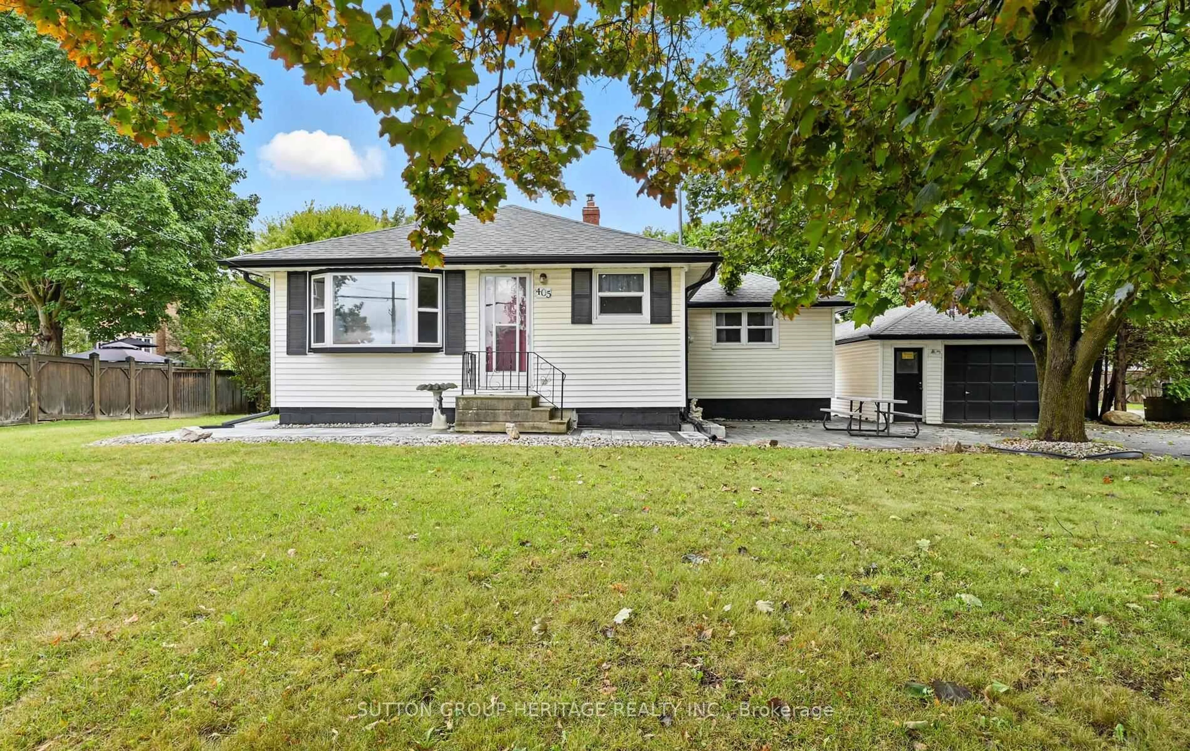 Home with vinyl exterior material, street for 405 Columbus Rd, Whitby Ontario L1M 1L3