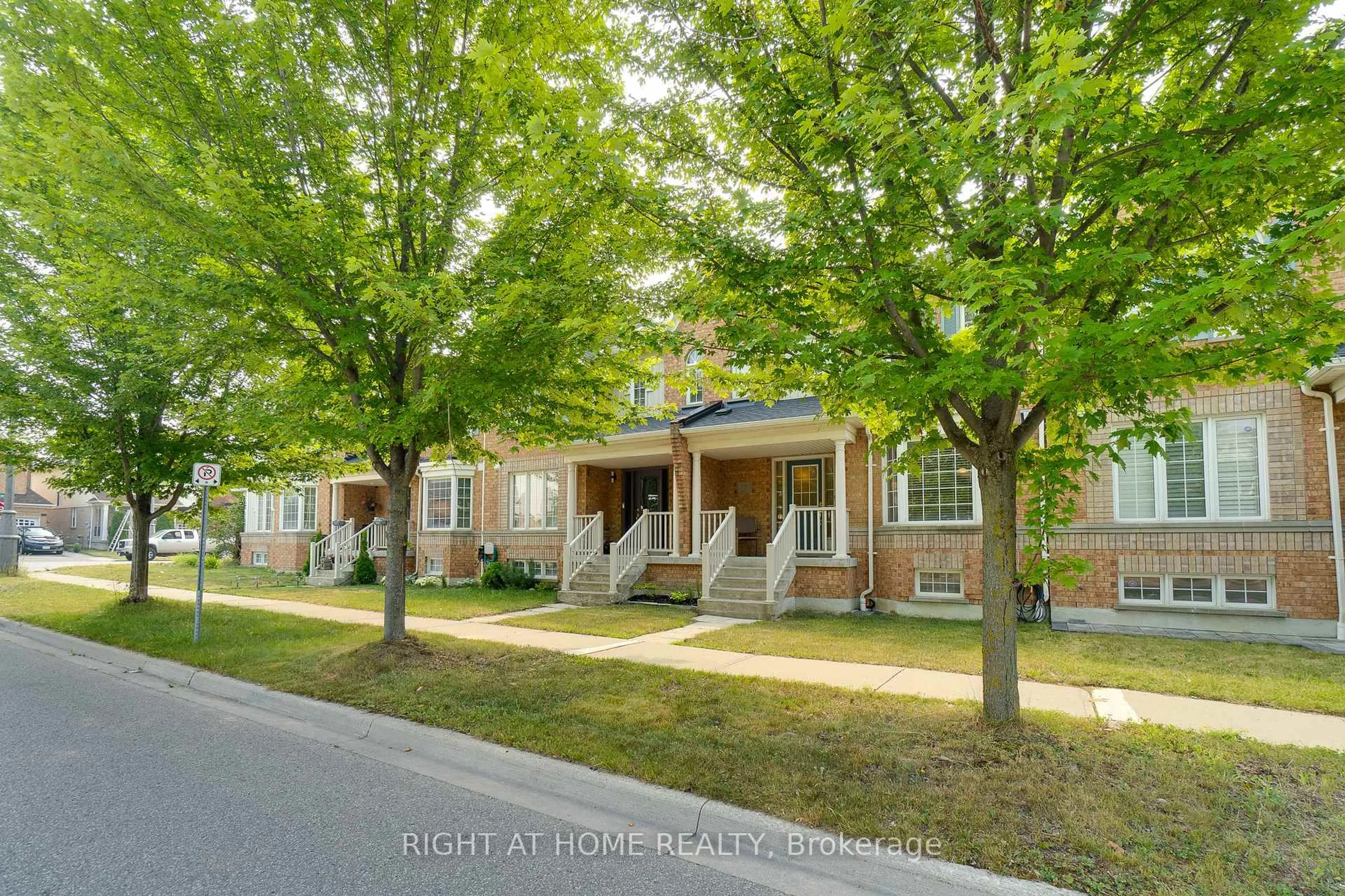 A pic from outside/outdoor area/front of a property/back of a property/a pic from drone, street for 7 Blytheway Gate, Ajax Ontario L1T 0J2