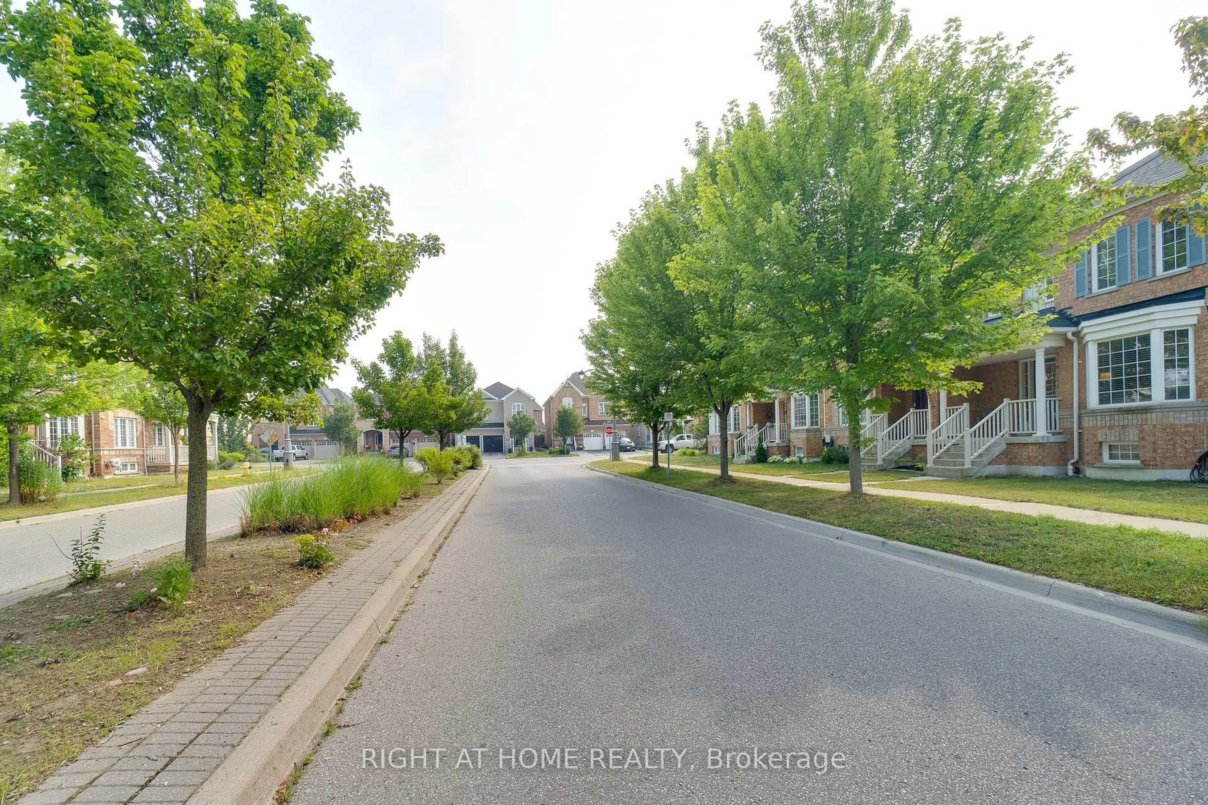 A pic from outside/outdoor area/front of a property/back of a property/a pic from drone, street for 7 Blytheway Gate, Ajax Ontario L1T 0J2