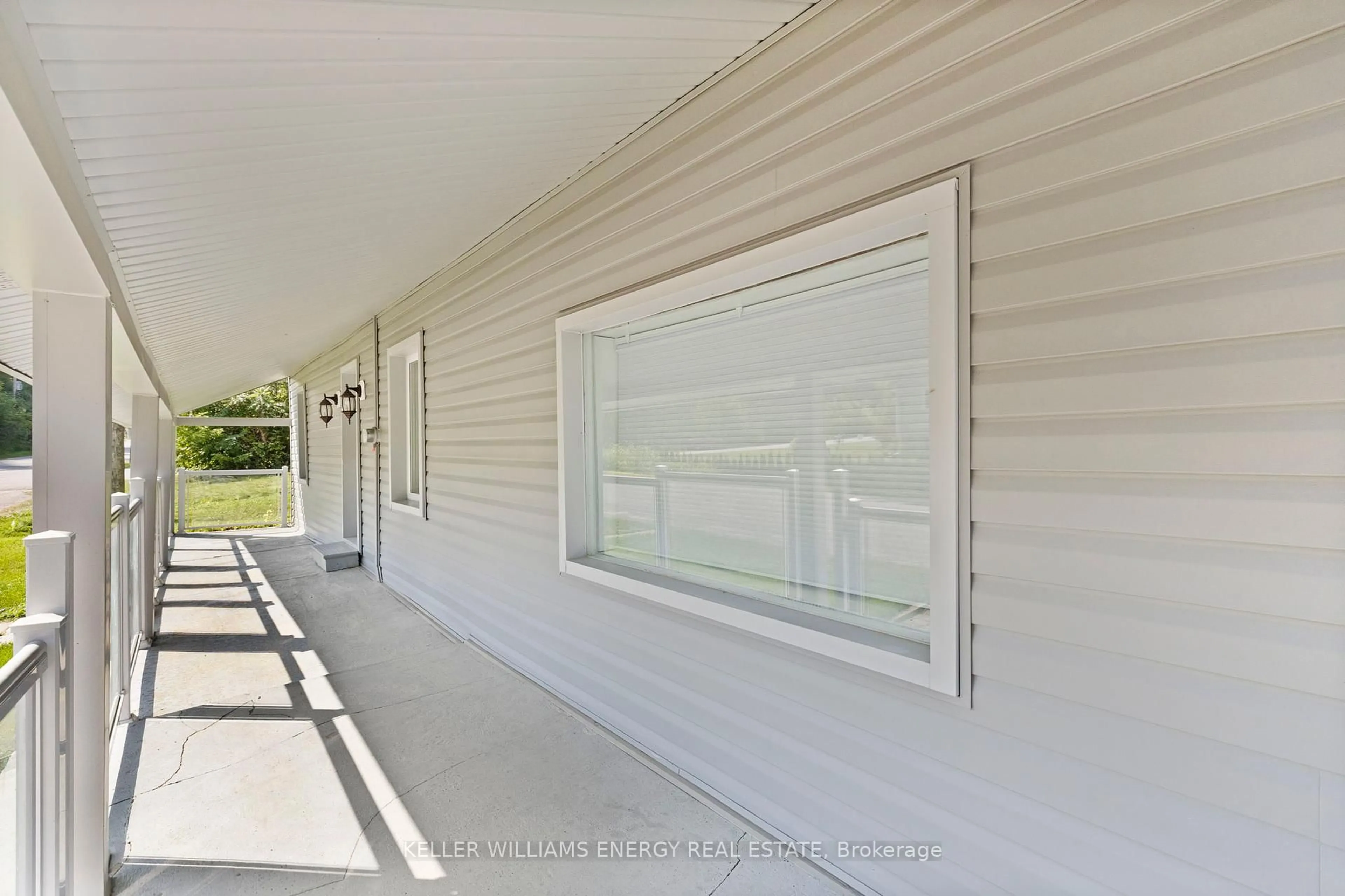 Home with vinyl exterior material, unknown for 30 Pier St, Scugog Ontario L0B 1E0