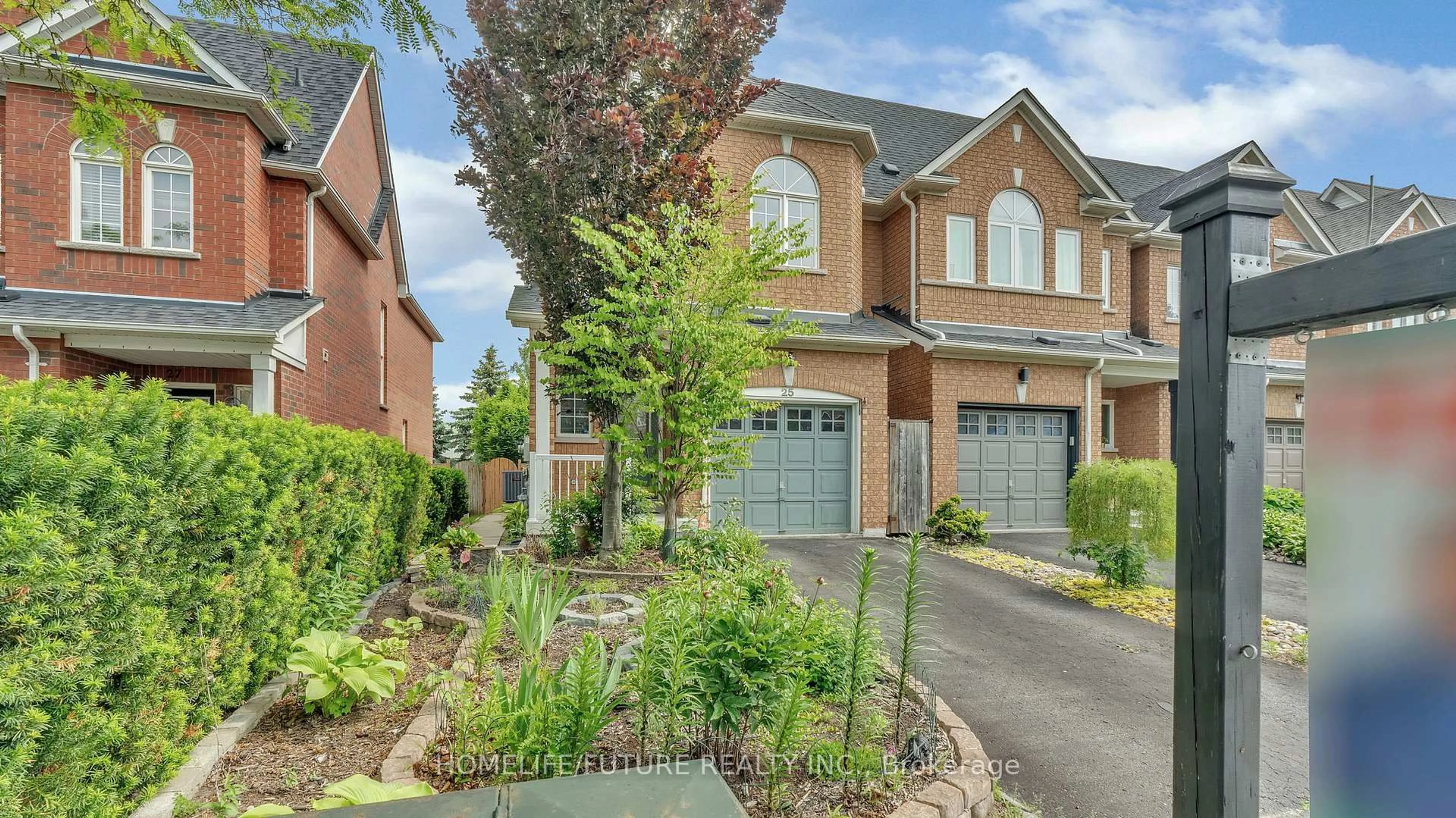 Home with brick exterior material, street for 25 Gateway Crt, Whitby Ontario L1R 3M9