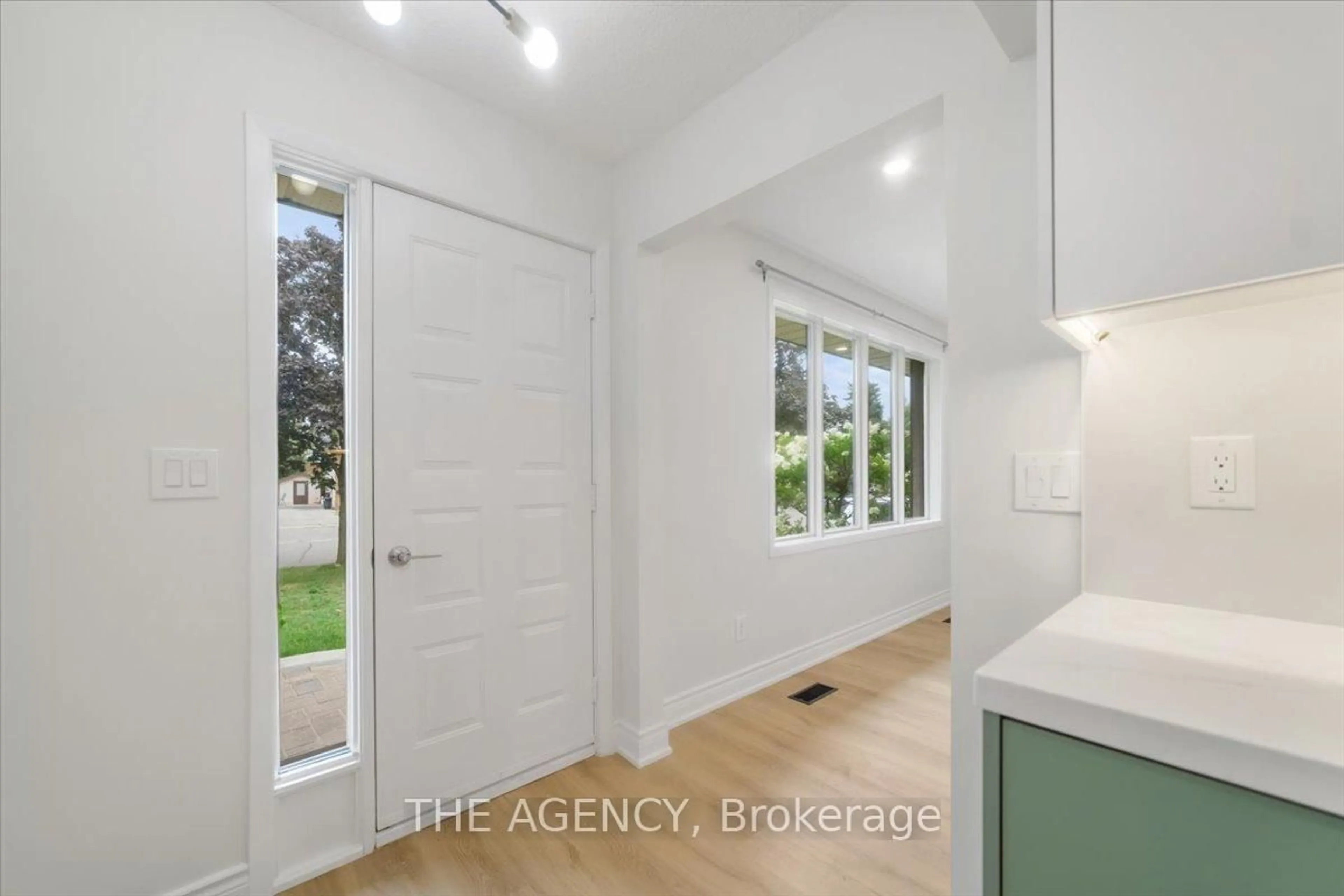 Indoor entryway for 187 Seneca Ave, Oshawa Ontario L1G 3V5