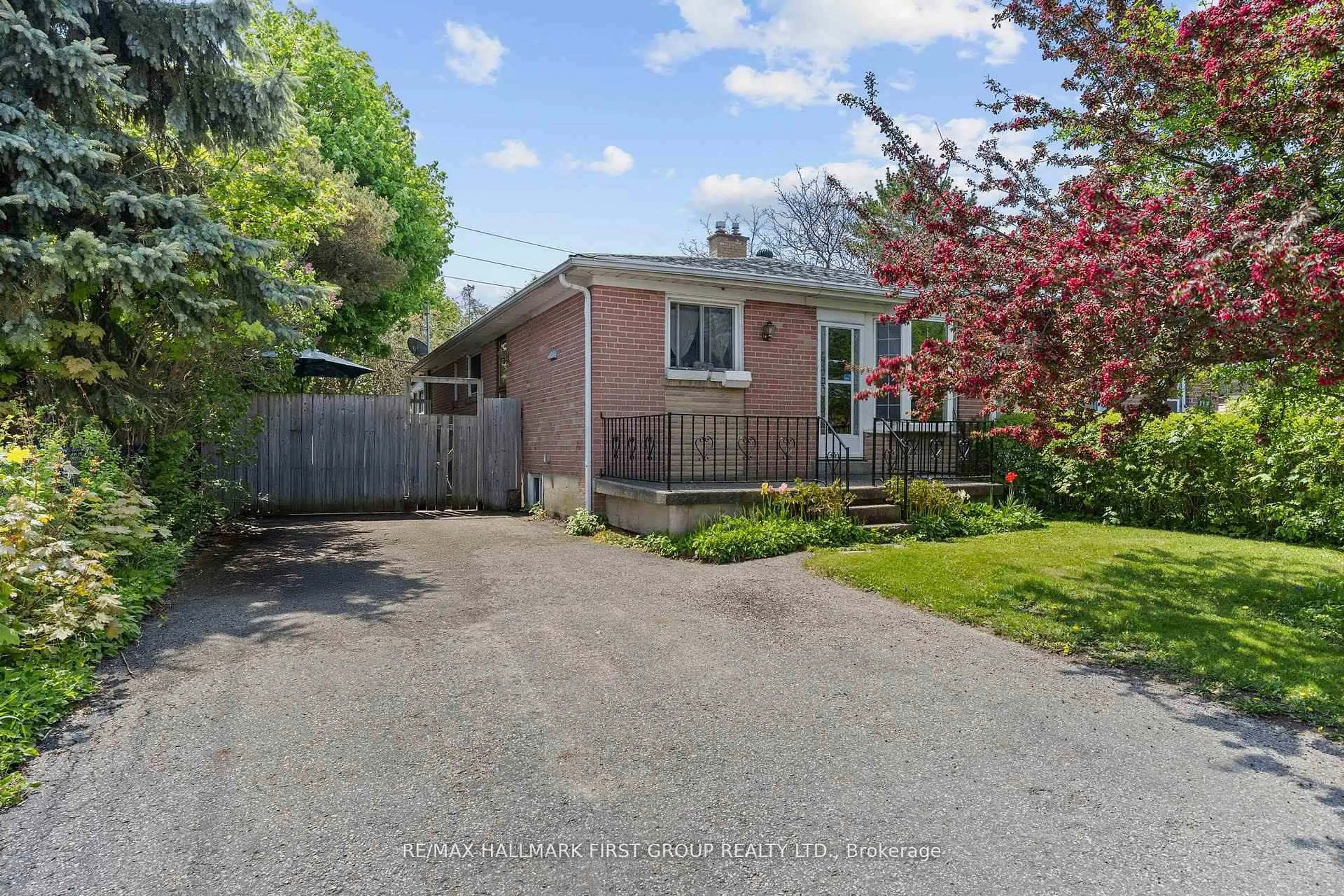 A pic from outside/outdoor area/front of a property/back of a property/a pic from drone, street for 121 Emperor St, Ajax Ontario L1S 1N3