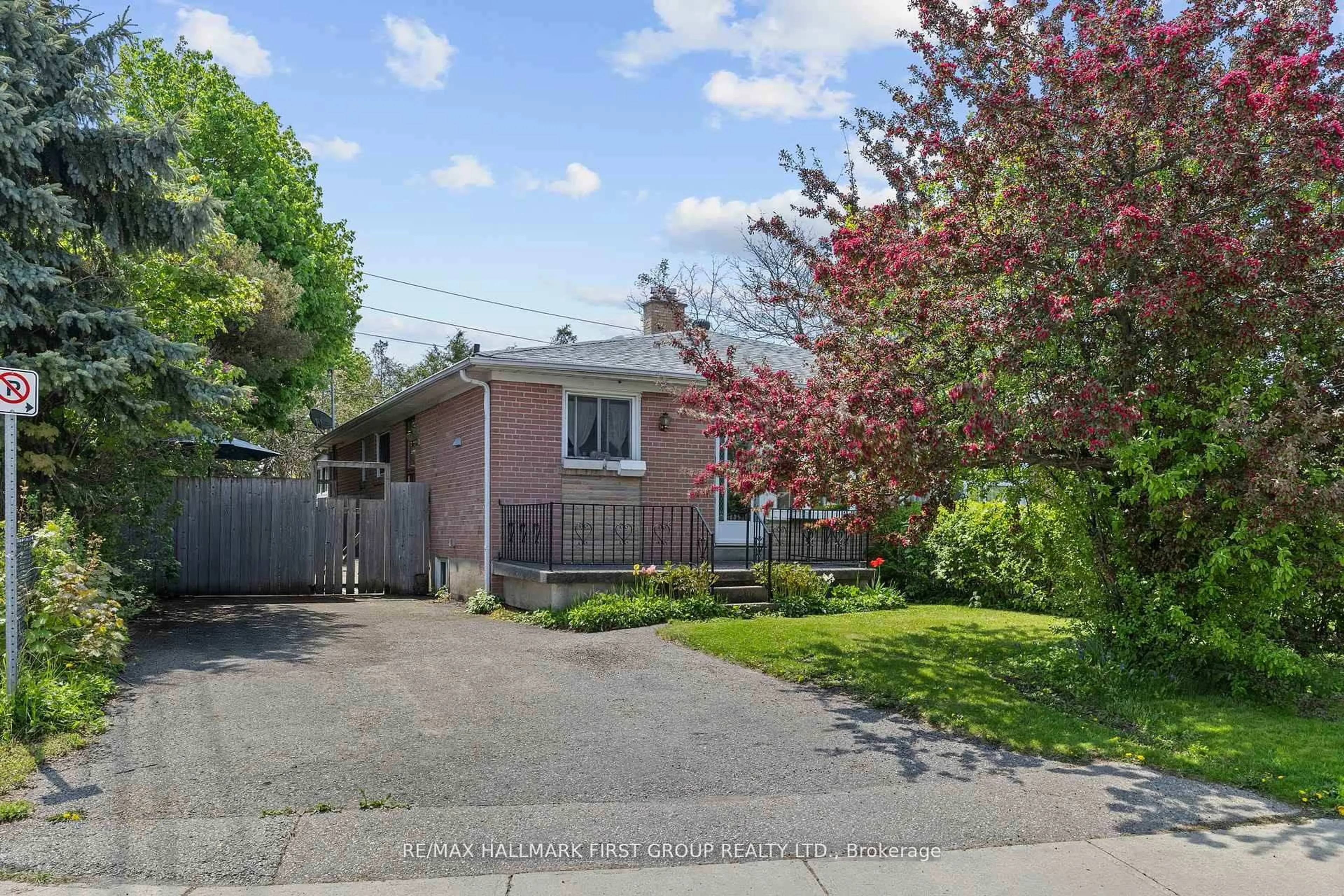 Unknown for 121 Emperor St, Ajax Ontario L1S 1N3