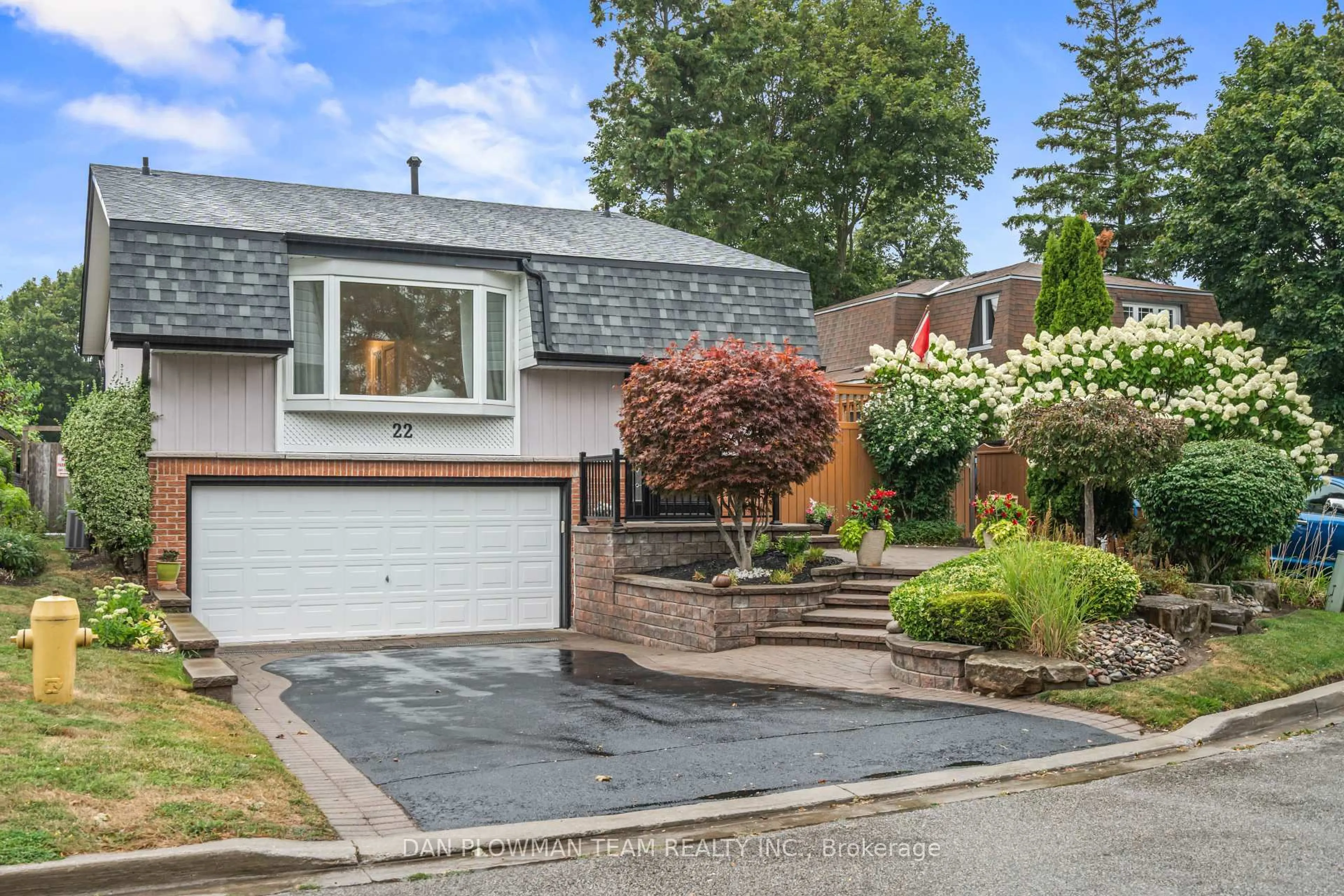 Home with brick exterior material, street for 22 Gerrie Crt, Whitby Ontario L1N 5Y2