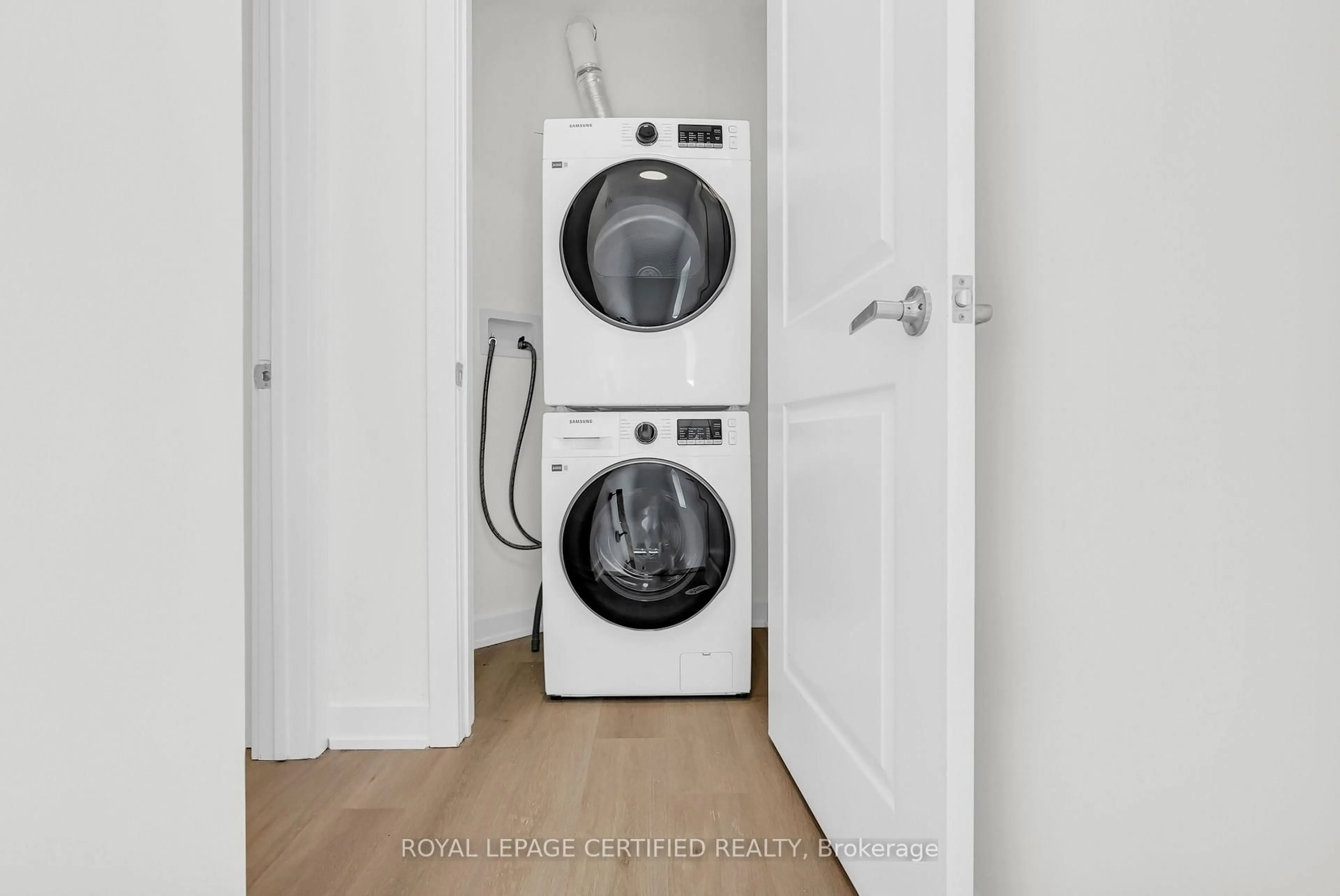 Laundry room for 400 Mary St #19, Whitby Ontario L1N 2P8
