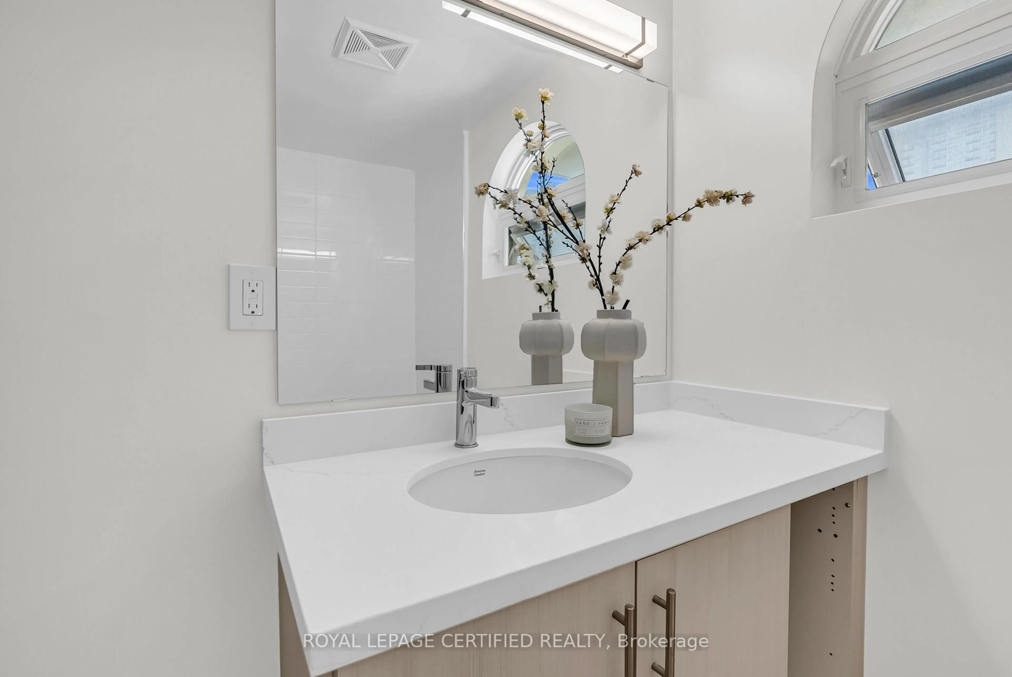 Standard bathroom, ceramic/tile floor for 400 Mary St #19, Whitby Ontario L1N 2P8