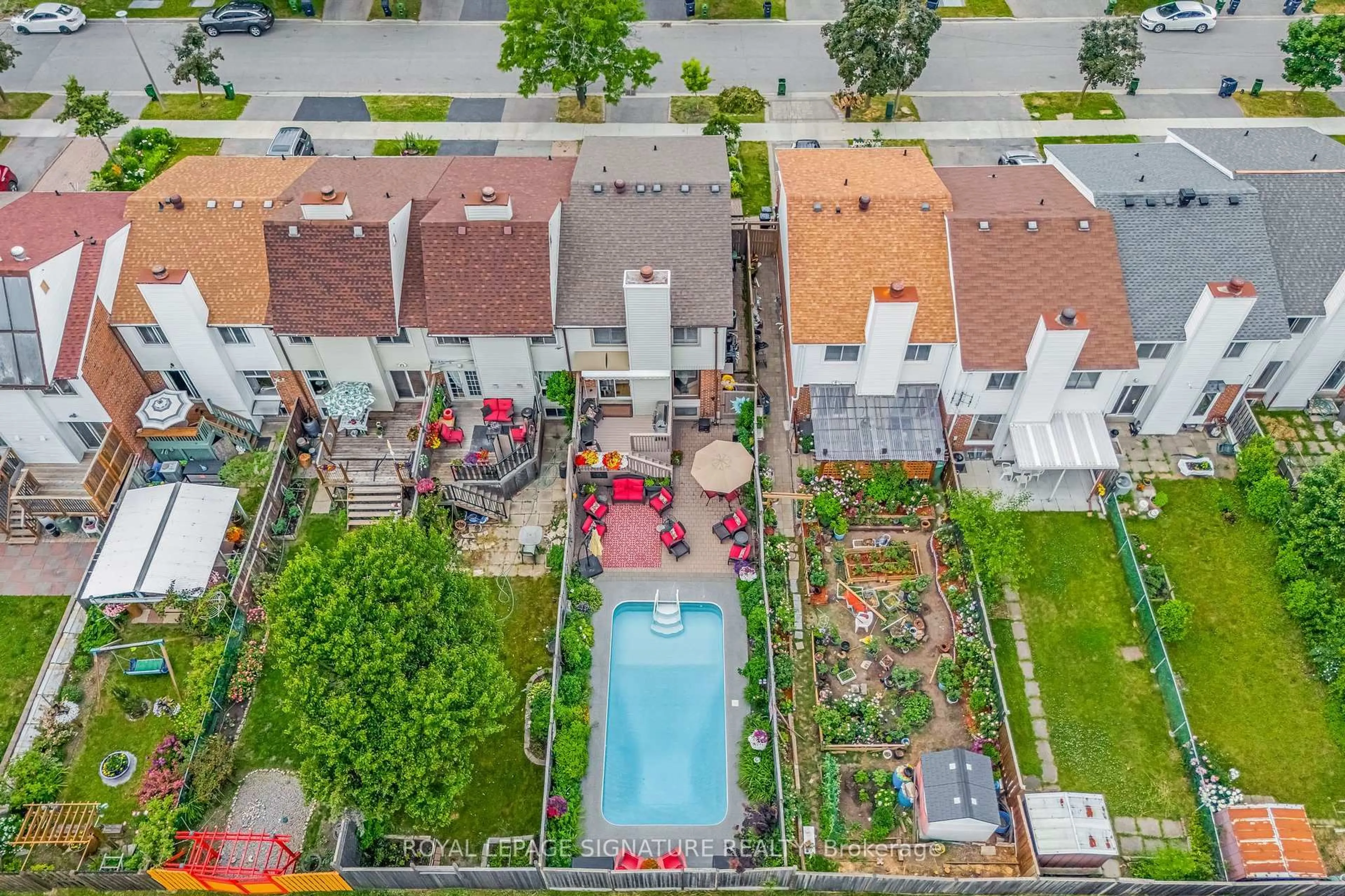 A pic from outside/outdoor area/front of a property/back of a property/a pic from drone, city buildings view from balcony for 66 Springhouse Sq, Toronto Ontario M1W 2X1