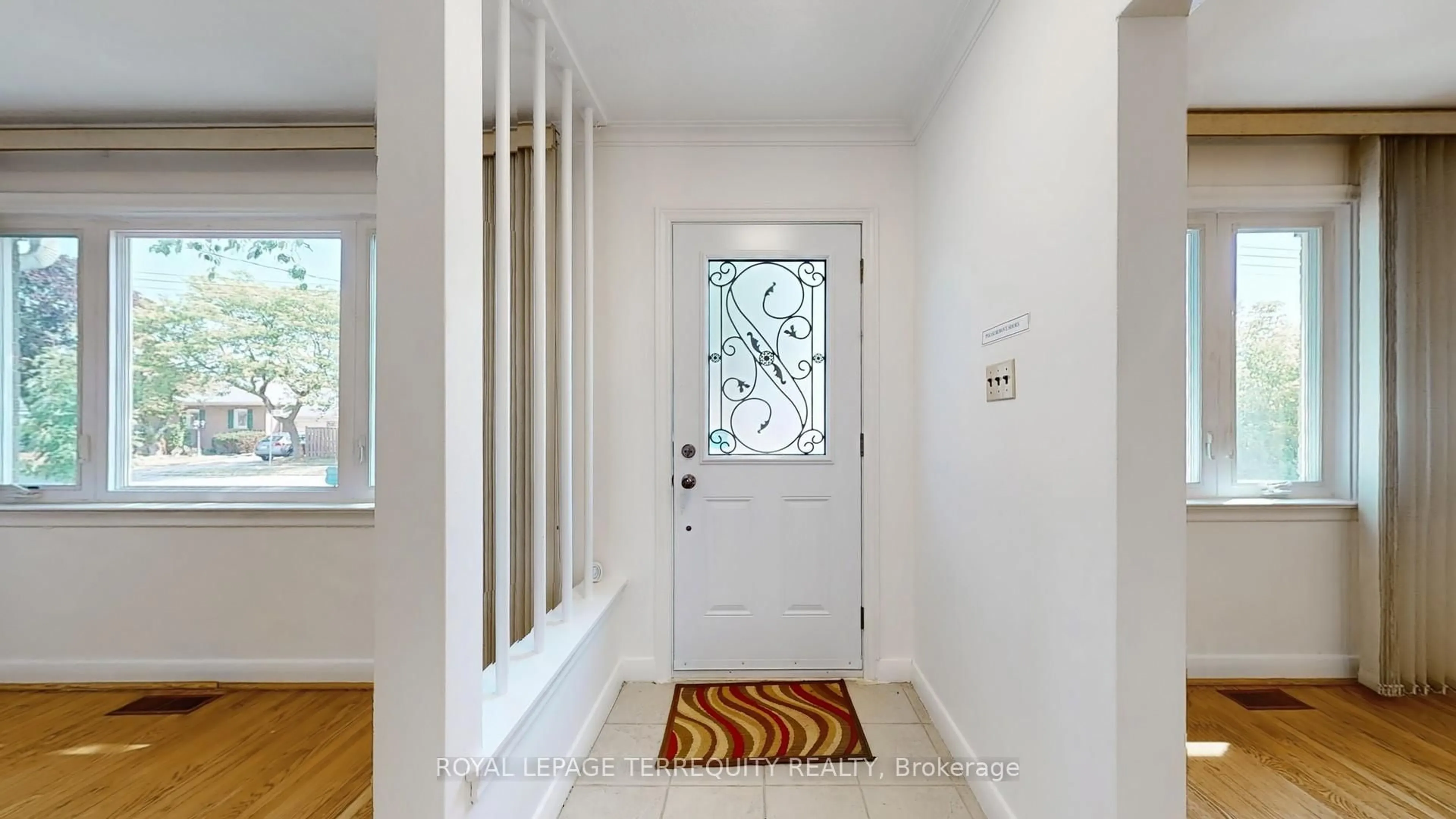 Indoor entryway for 154 Tower Dr, Toronto Ontario M1R 3P5