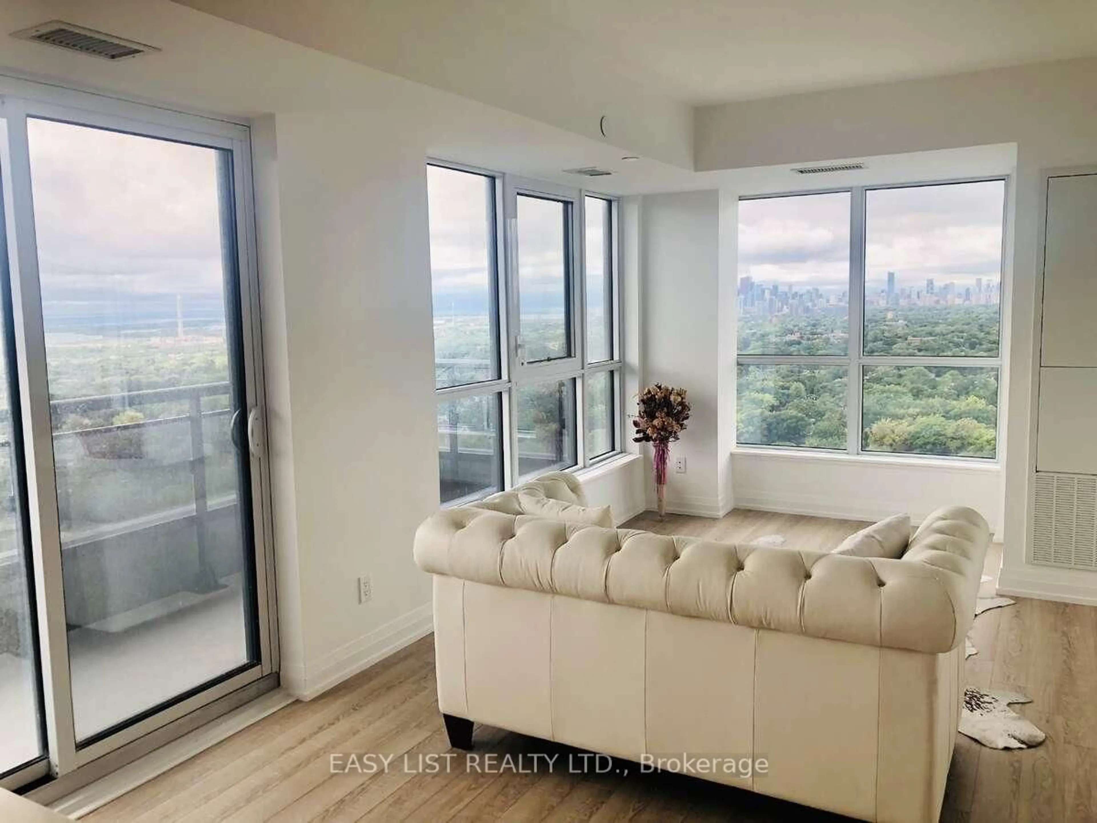 Living room with furniture, unknown for 286 Main St, Toronto Ontario M4C 0B3