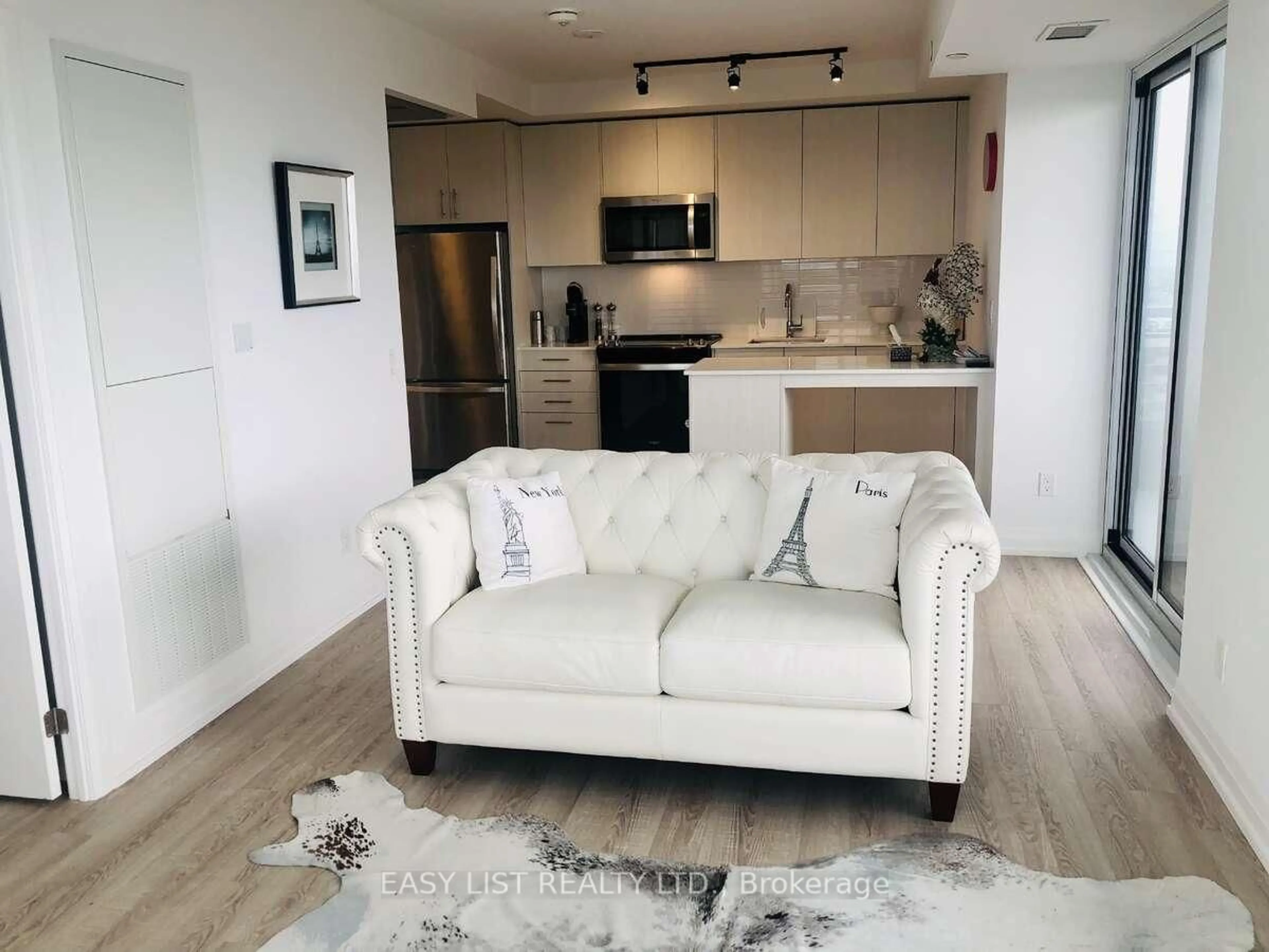 Living room with furniture, unknown for 286 Main St, Toronto Ontario M4C 0B3
